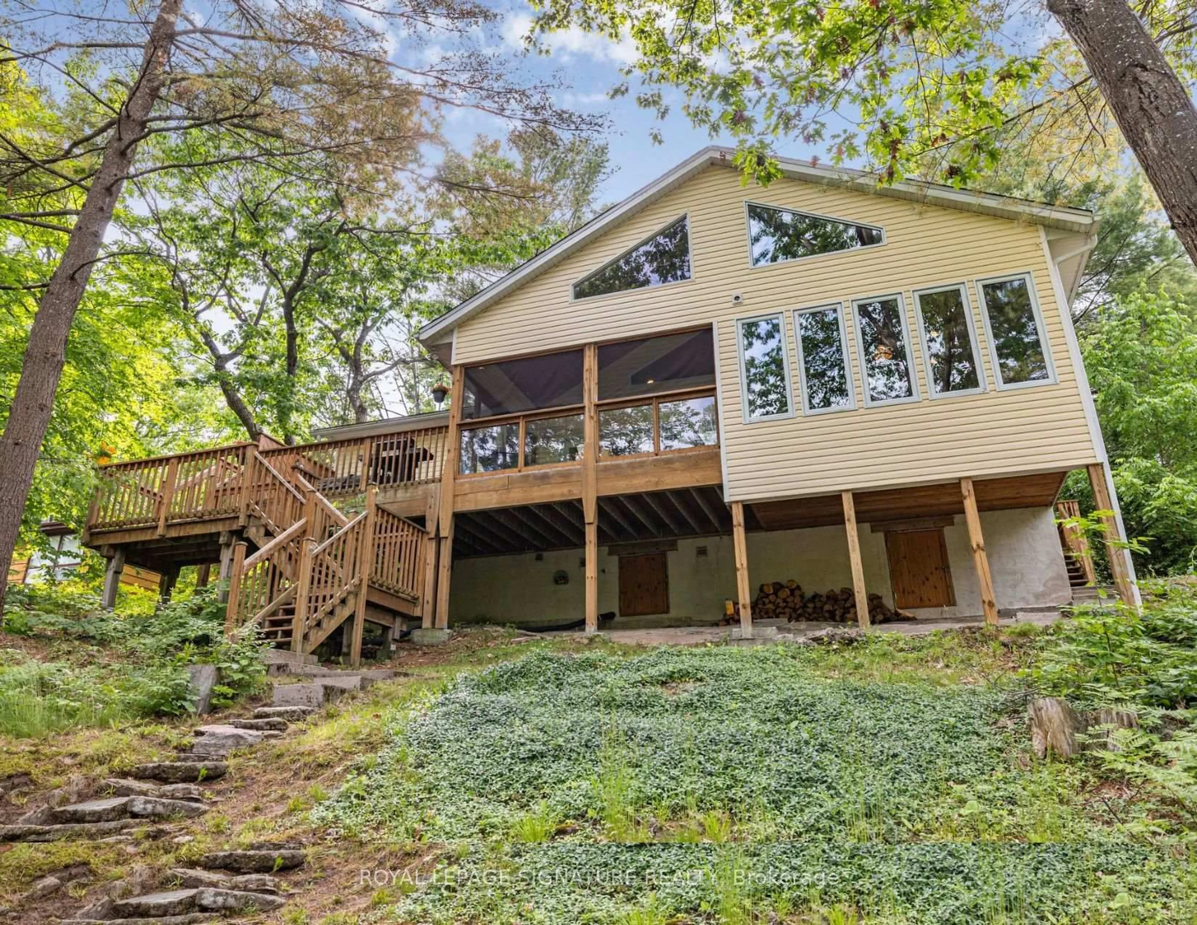 Home with vinyl exterior material, water/lake/river/ocean view for 3309 Riverdale Dr, Severn Ontario L0K 2B0