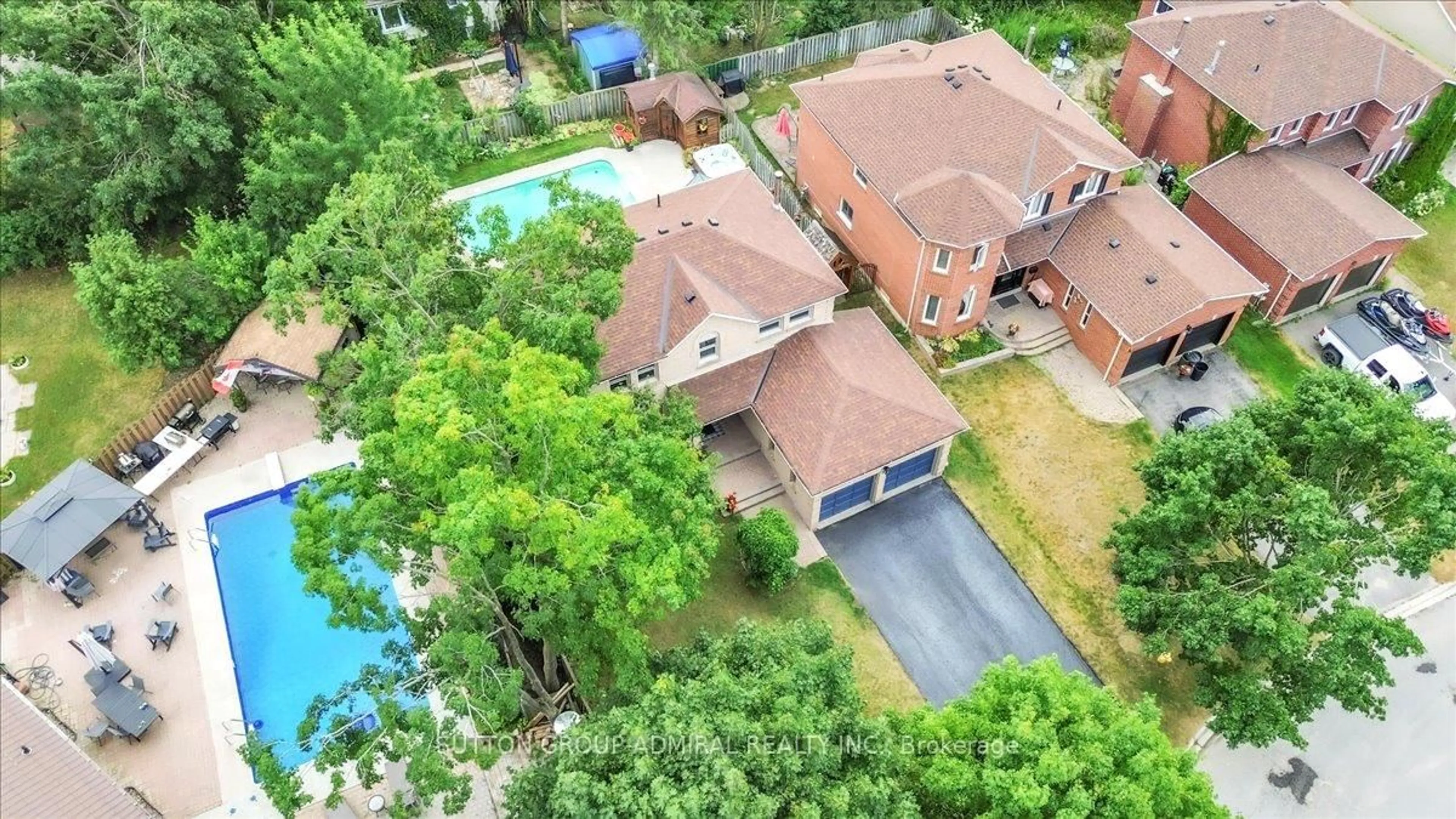 A pic from outside/outdoor area/front of a property/back of a property/a pic from drone, unknown for 6 Milne Crt, Barrie Ontario L4N 7J1