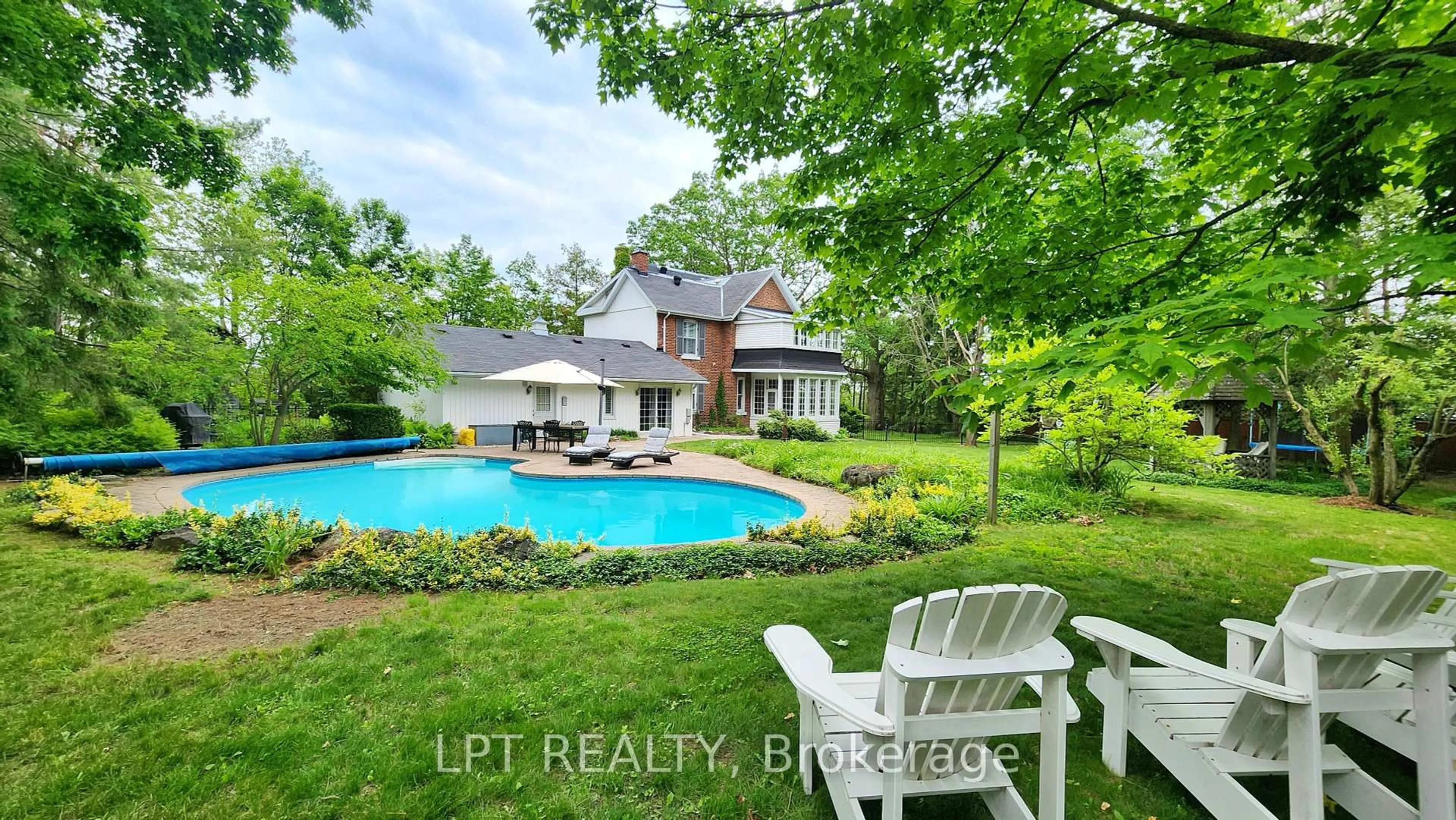 A pic from outside/outdoor area/front of a property/back of a property/a pic from drone, water/lake/river/ocean view for 126 Letitia St, Barrie Ontario L4N 1P5