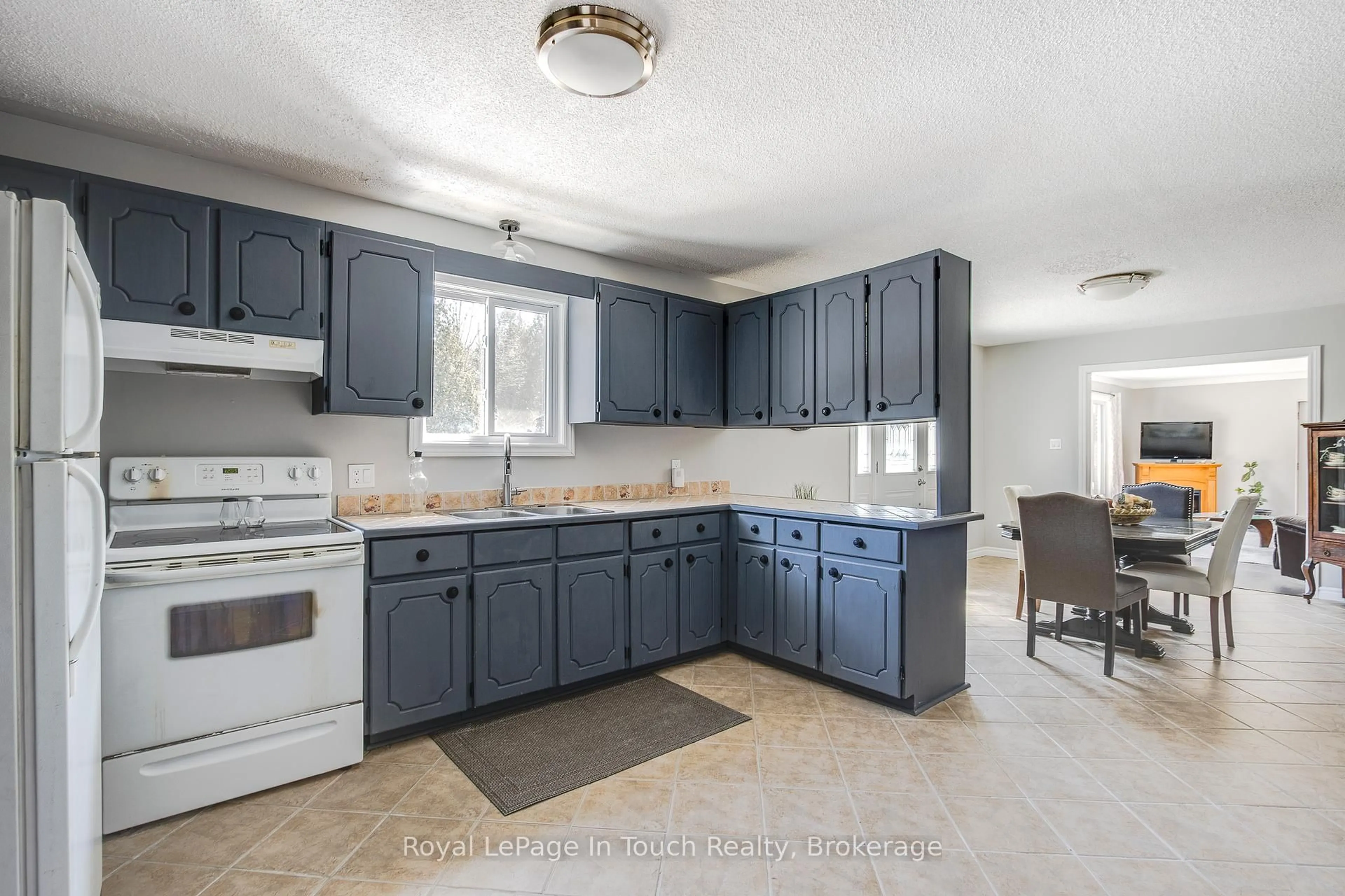 Standard kitchen, ceramic/tile floor for 284 Concession 12 Rd, Tiny Ontario L0L 2J0