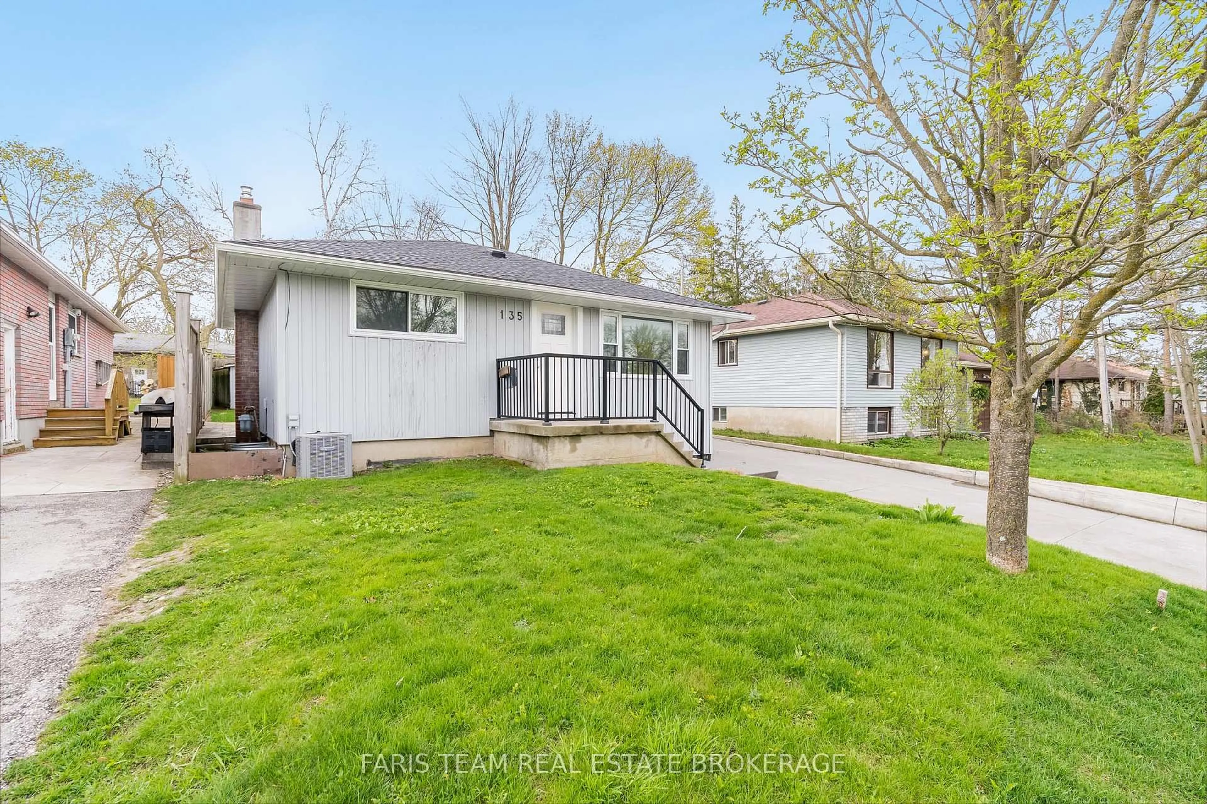 Home with vinyl exterior material, street for 135 Gunn St, Barrie Ontario L4M 2H6