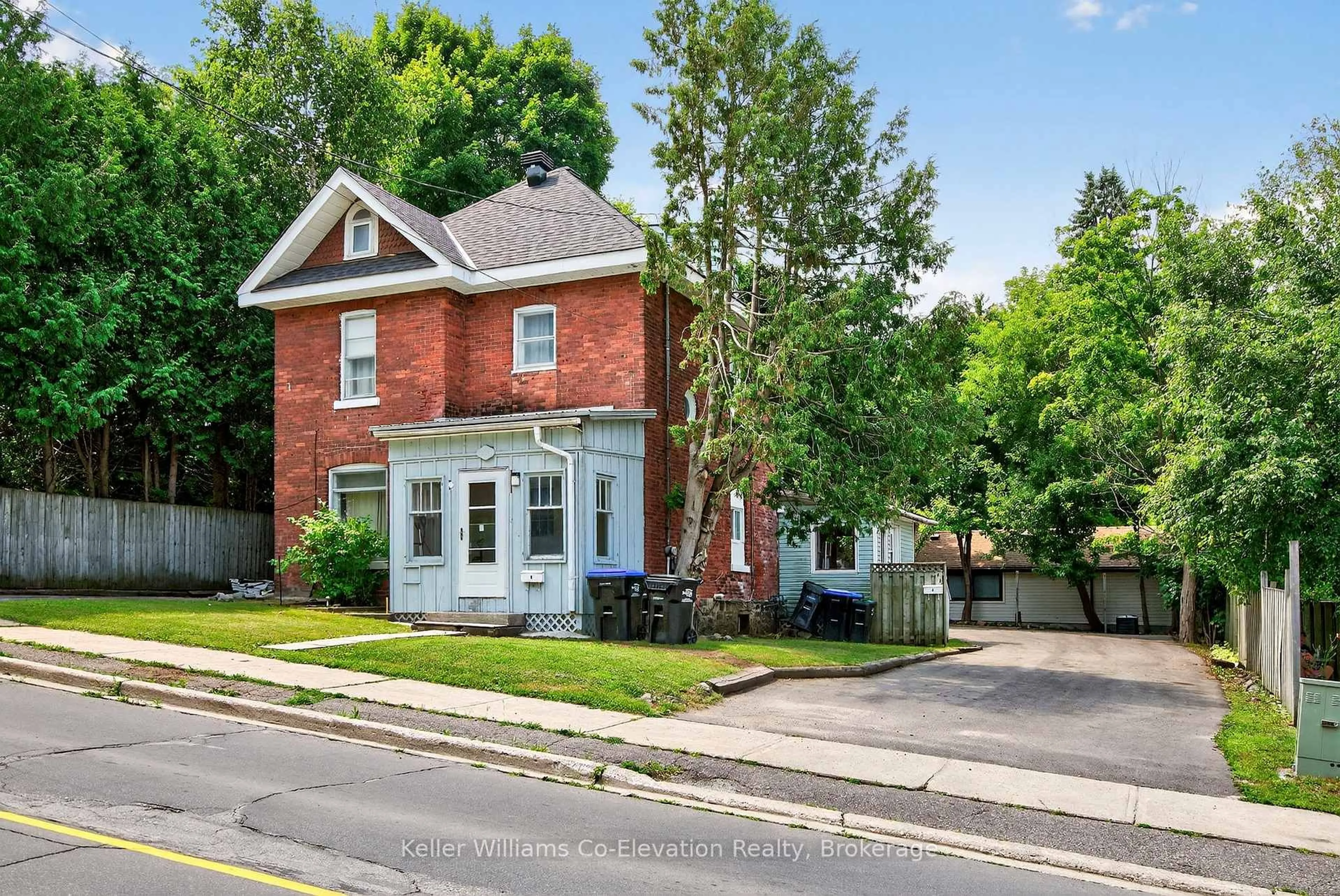 Home with brick exterior material, street for 224 4th St, Midland Ontario L4R 3T5