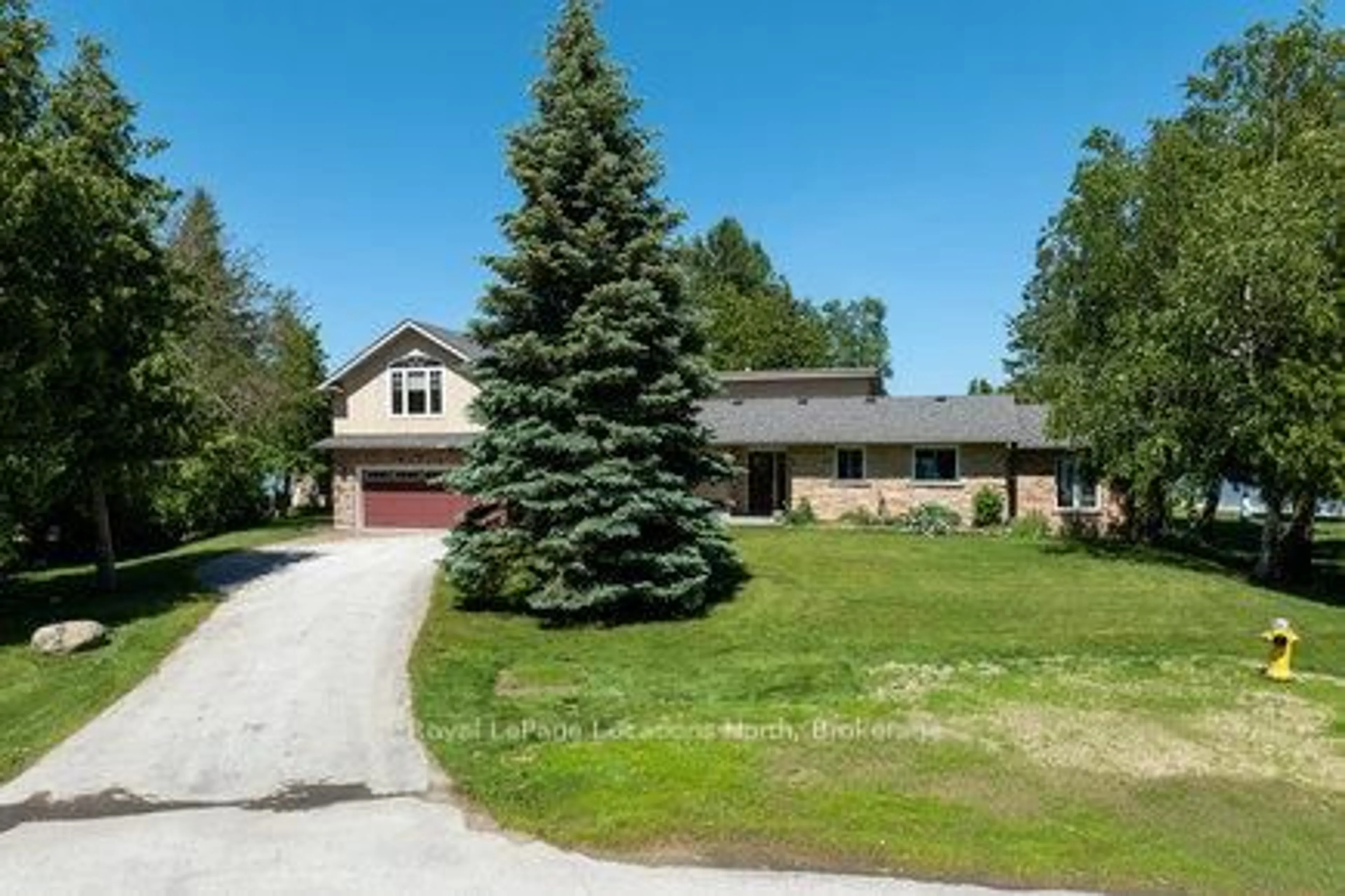 A pic from outside/outdoor area/front of a property/back of a property/a pic from drone, street for 108 Bartlett Blvd, Collingwood Ontario L9Y 5C9