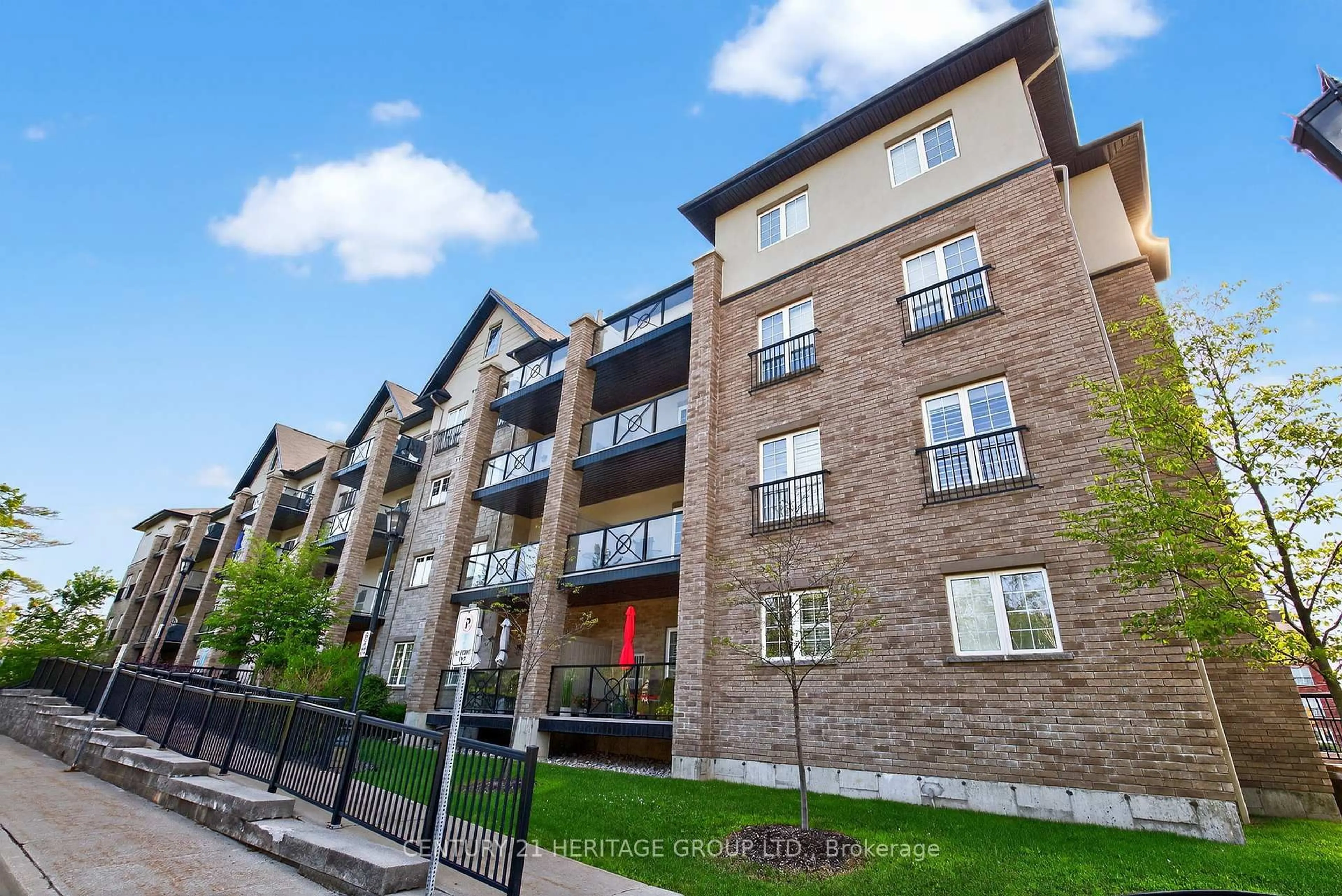 A pic from outside/outdoor area/front of a property/back of a property/a pic from drone, street for 40 Ferndale Dr #206, Barrie Ontario L4N 2L3