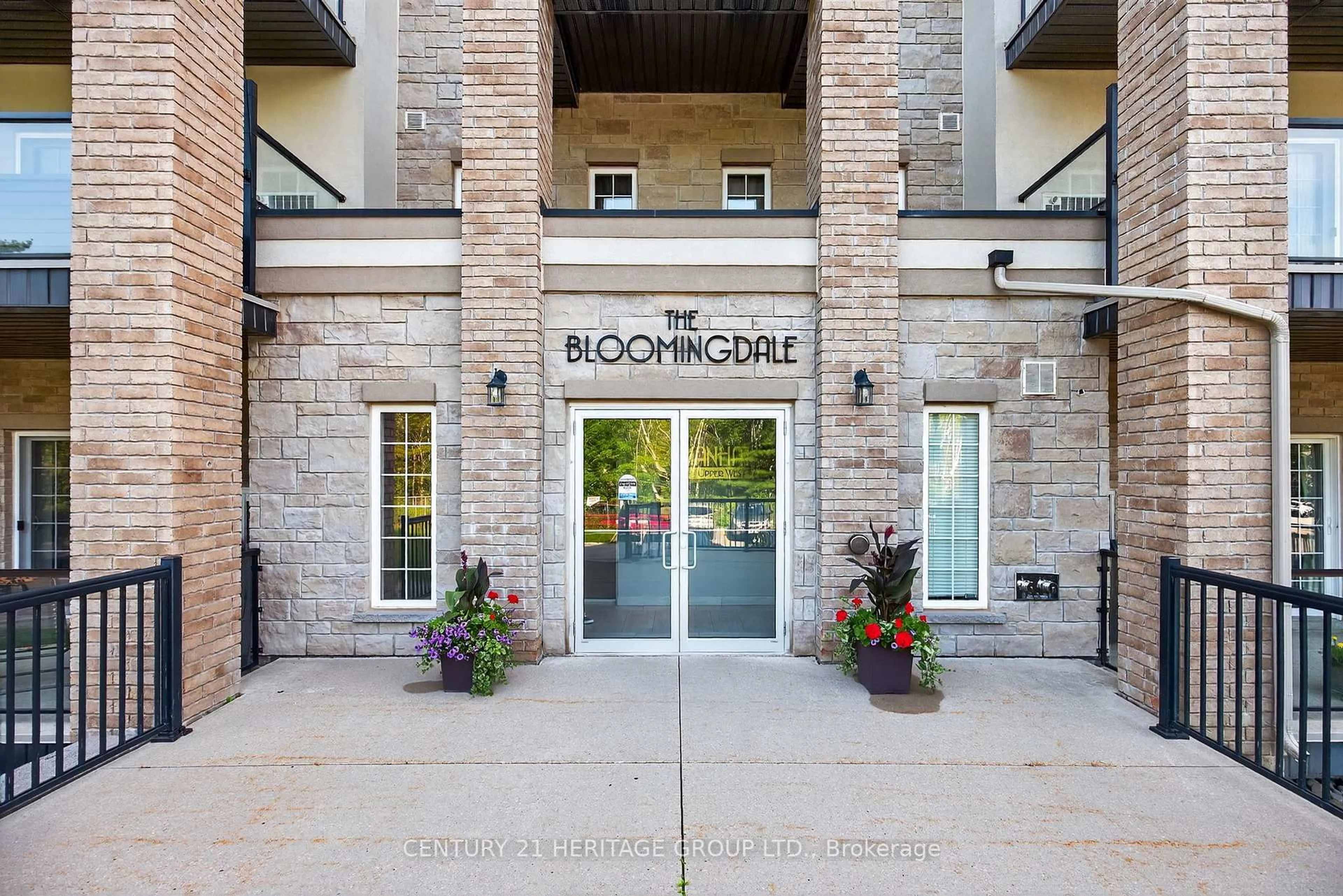 Indoor foyer for 40 Ferndale Dr #206, Barrie Ontario L4N 2L3