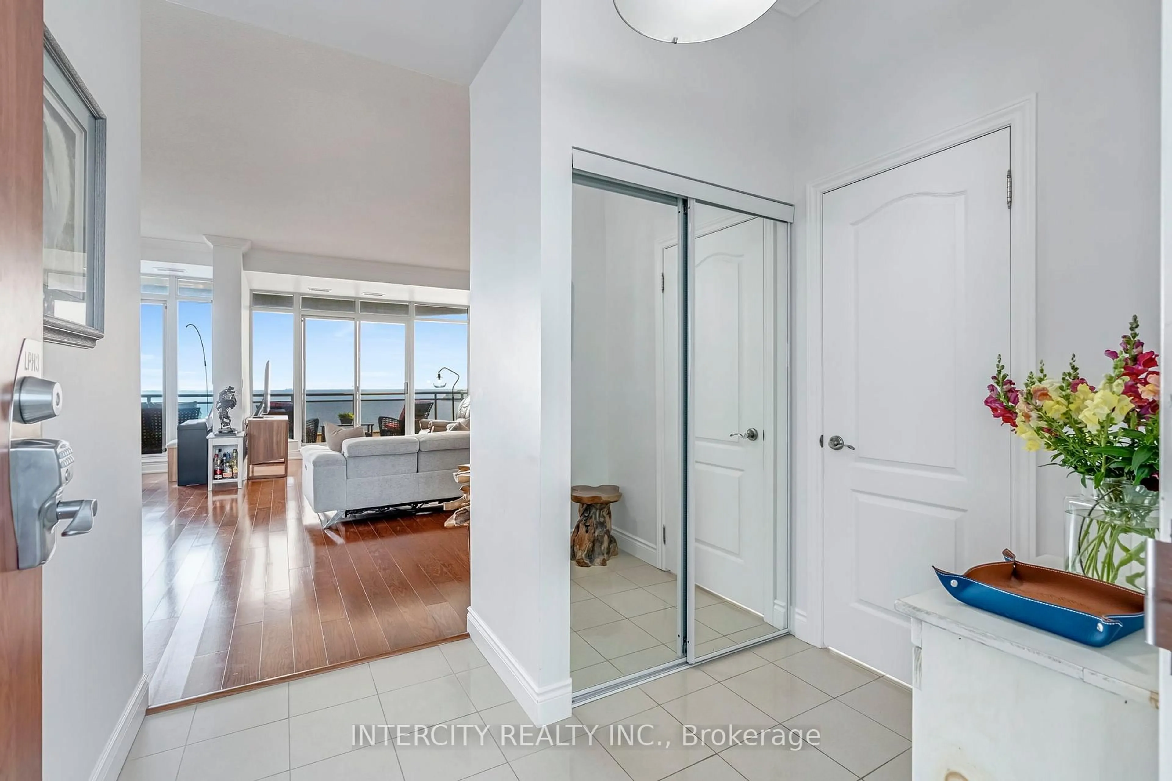 Indoor entryway for 699 Aberdeen Blvd #LPH03, Midland Ontario L4R 5P2