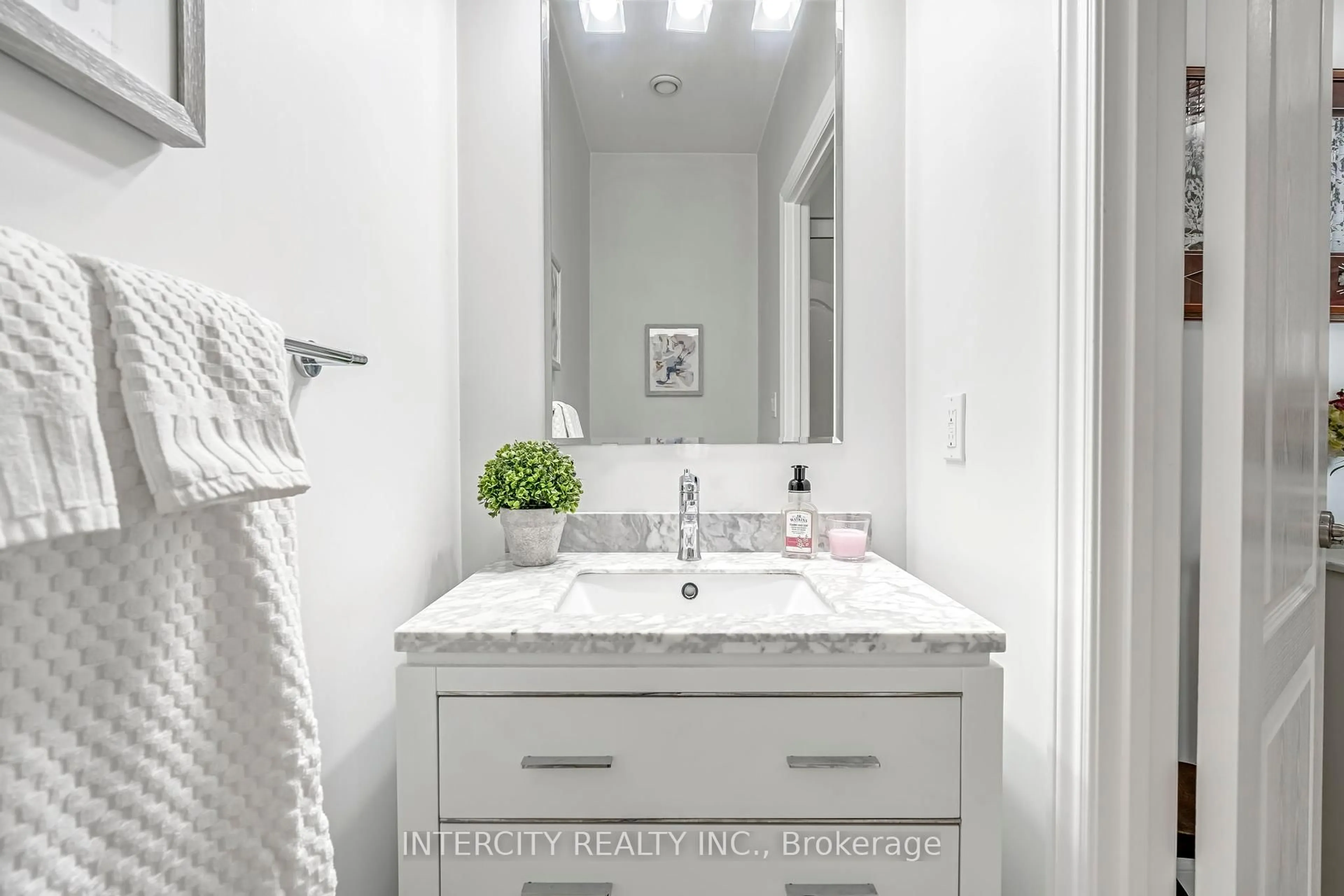 Contemporary bathroom, ceramic/tile floor for 699 Aberdeen Blvd #LPH03, Midland Ontario L4R 5P2