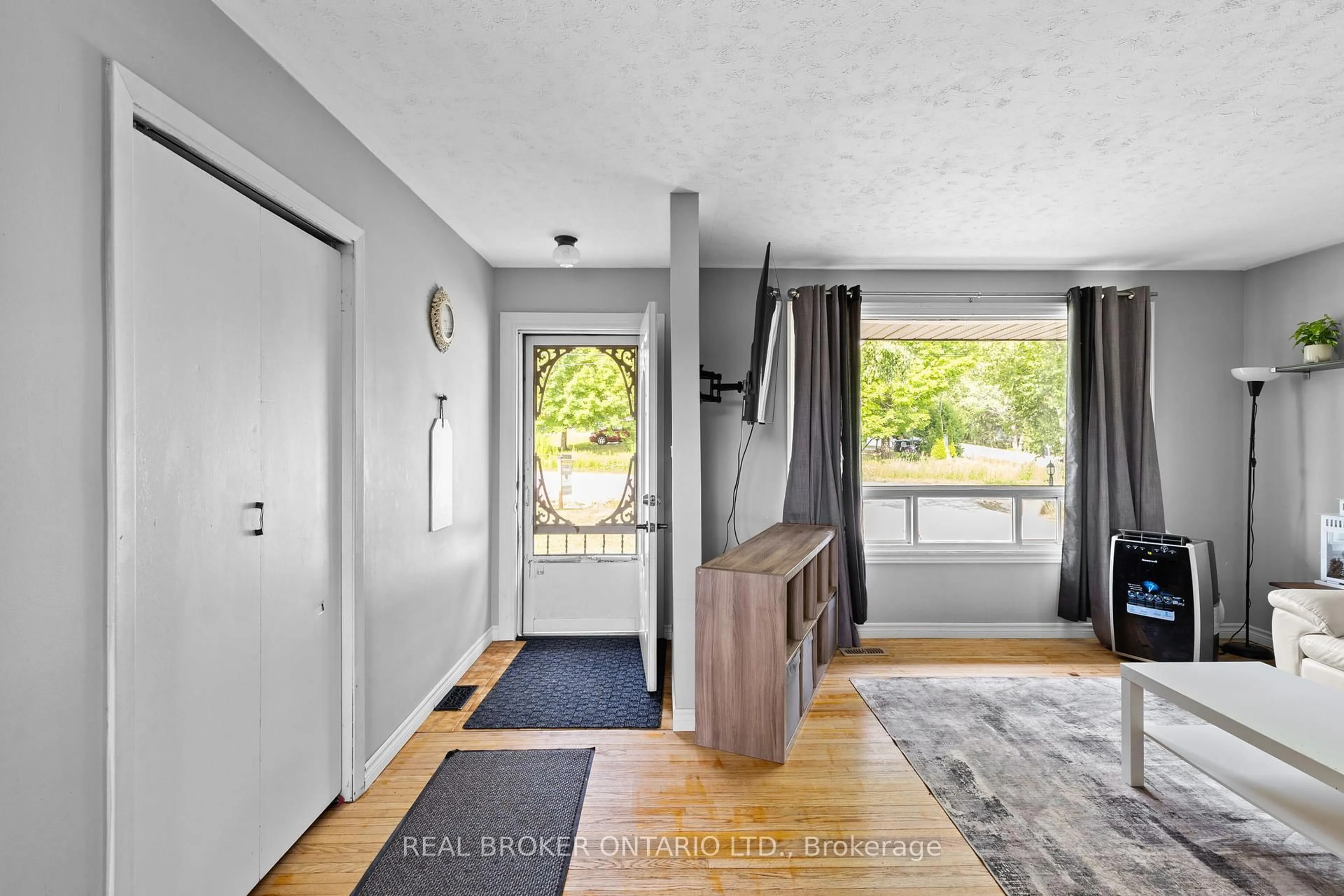 Indoor entryway for 12 Olive Dr, Oro-Medonte Ontario L3V 6H2
