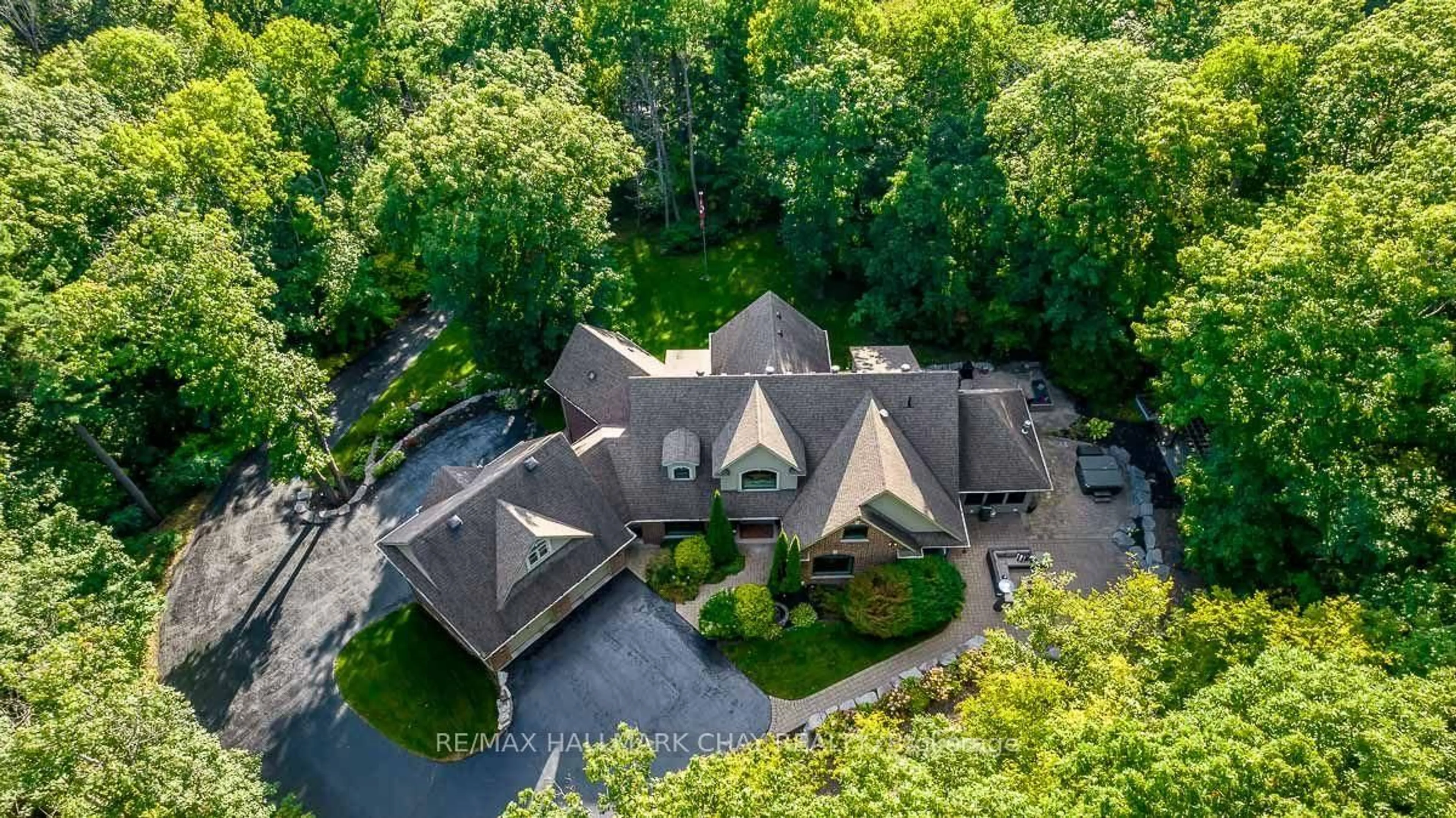A pic from outside/outdoor area/front of a property/back of a property/a pic from drone, unknown for 1 PIERCE Crt, Springwater Ontario L0L 1X0