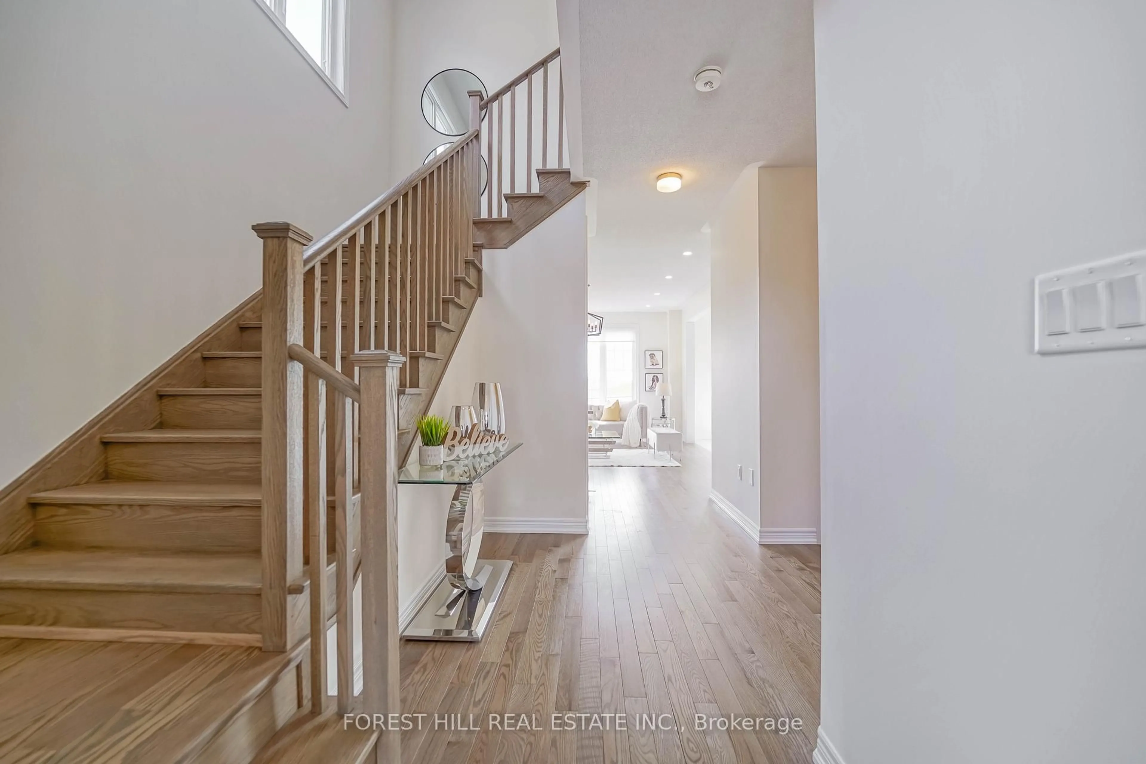 Indoor entryway for 29 Kingsbury Tr, Barrie Ontario L9J 0W8