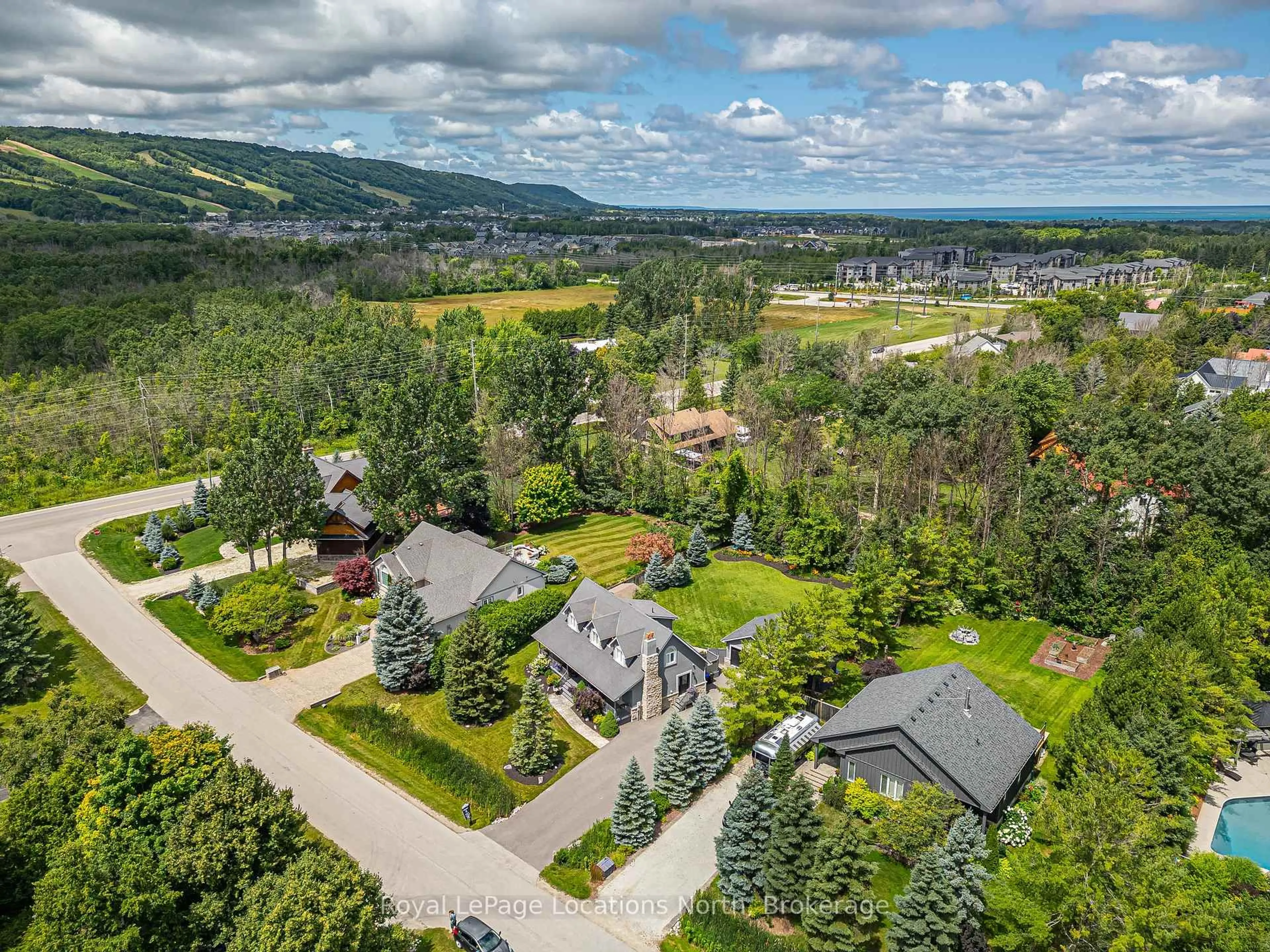 A pic from outside/outdoor area/front of a property/back of a property/a pic from drone, mountain view for 17 TRAILS End, Collingwood Ontario L9Y 5B1