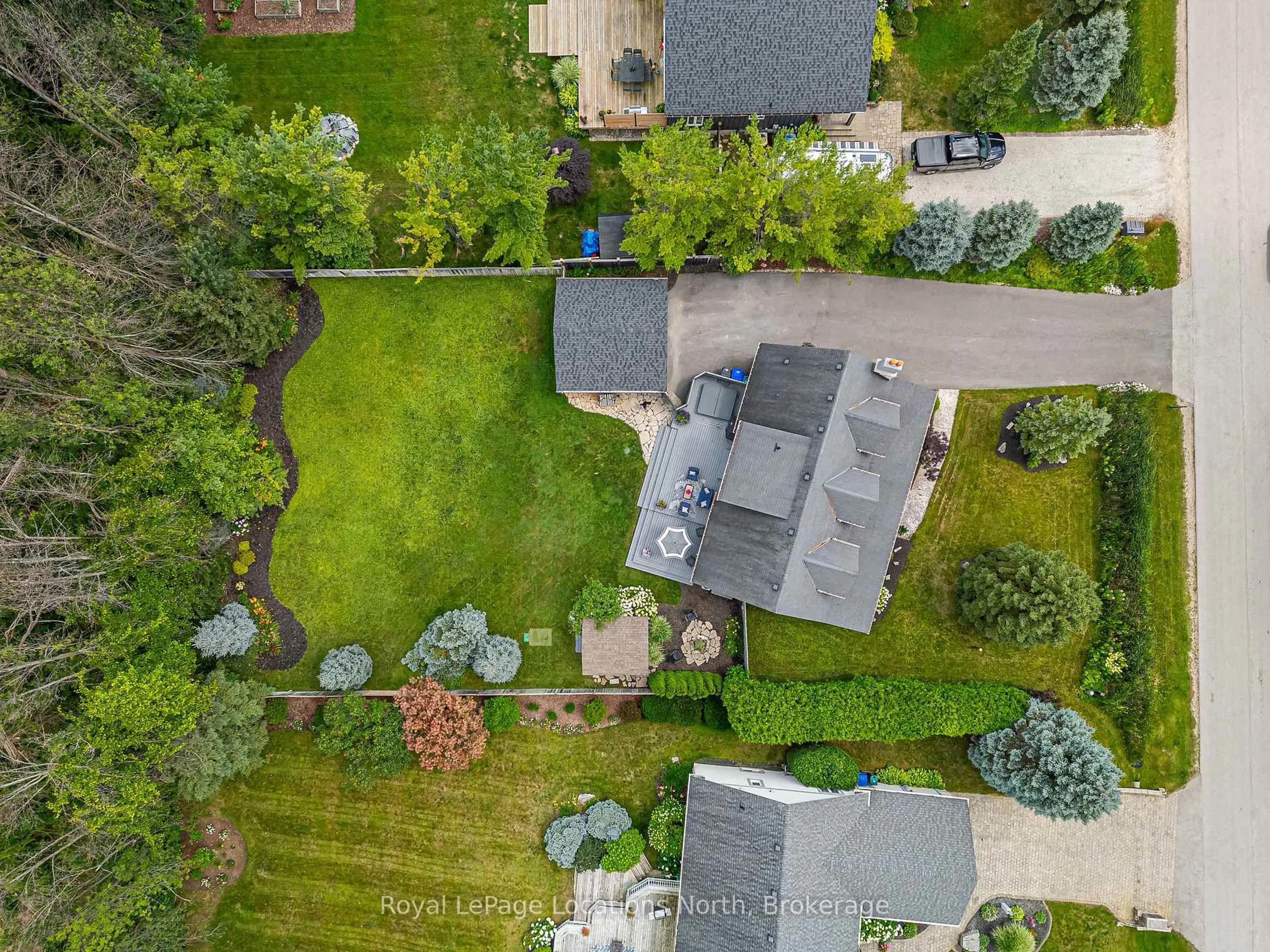 A pic from outside/outdoor area/front of a property/back of a property/a pic from drone, street for 17 TRAILS End, Collingwood Ontario L9Y 5B1