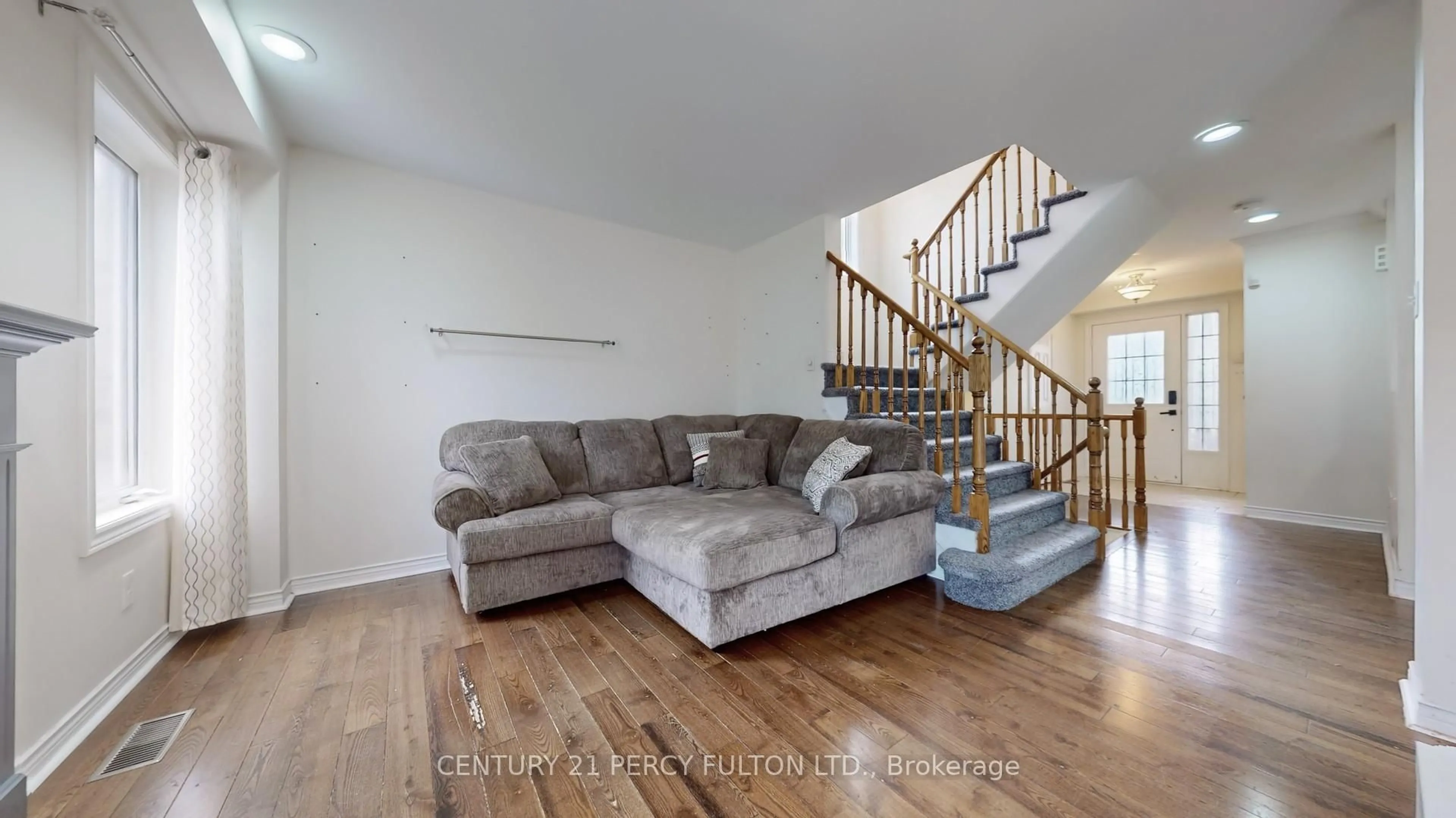 Living room with furniture, wood/laminate floor for 138 Tunbridge Rd, Barrie Ontario L4M 6T1