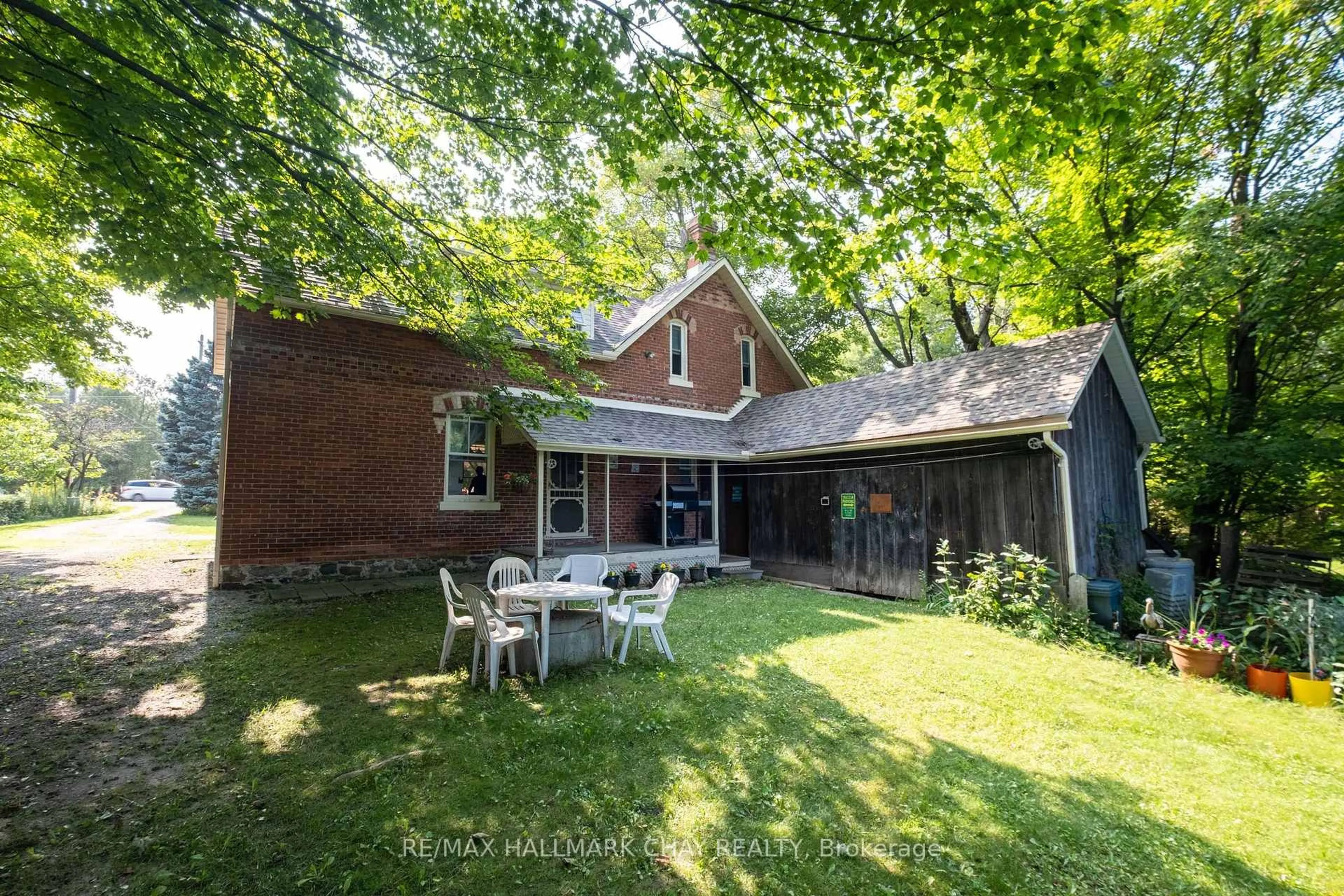 A pic from outside/outdoor area/front of a property/back of a property/a pic from drone, street for 929 Yonge St, Barrie Ontario L9J 0E9