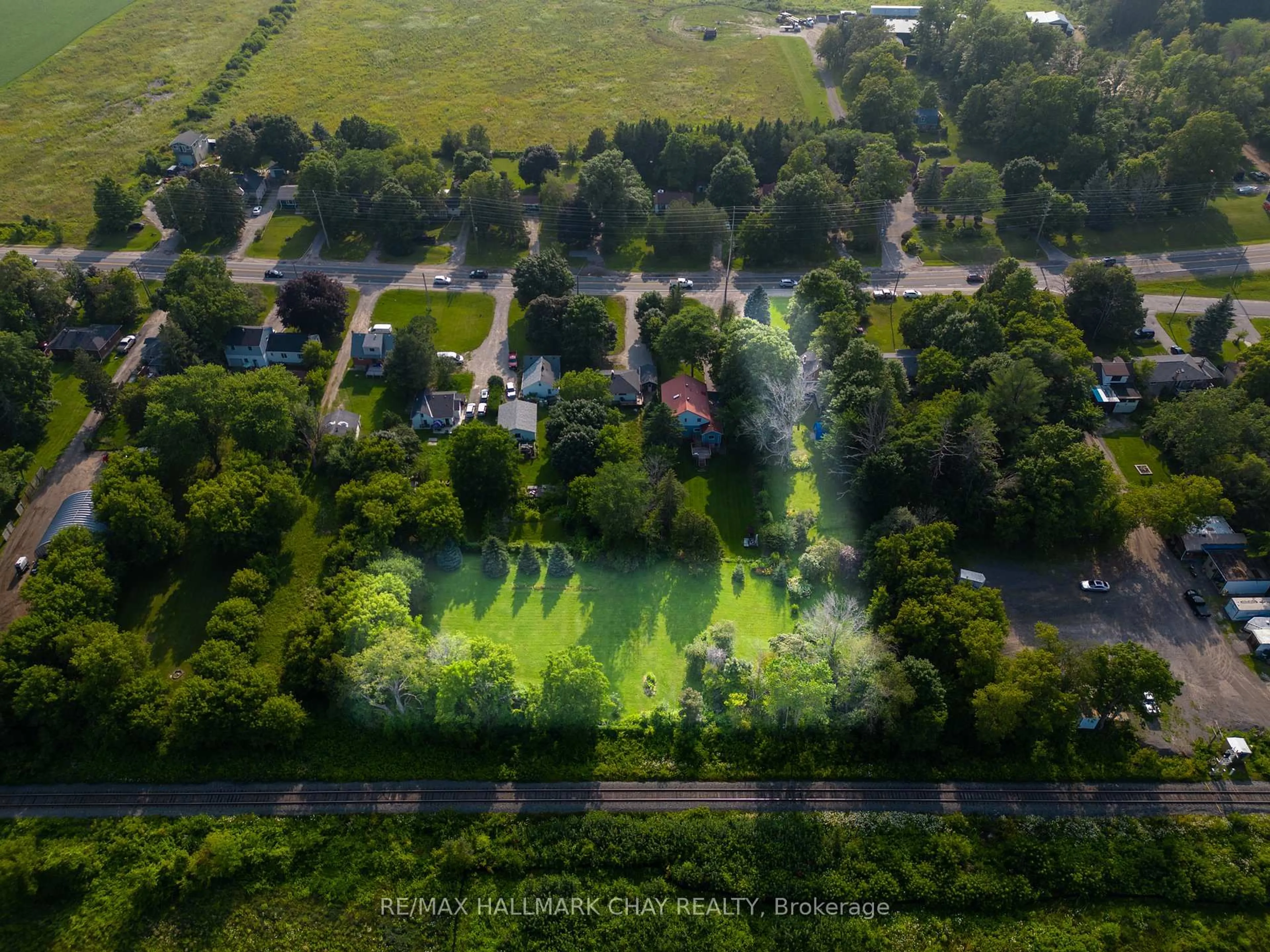 A pic from outside/outdoor area/front of a property/back of a property/a pic from drone, forest/trees view for 929 Yonge St, Barrie Ontario L9J 0E9