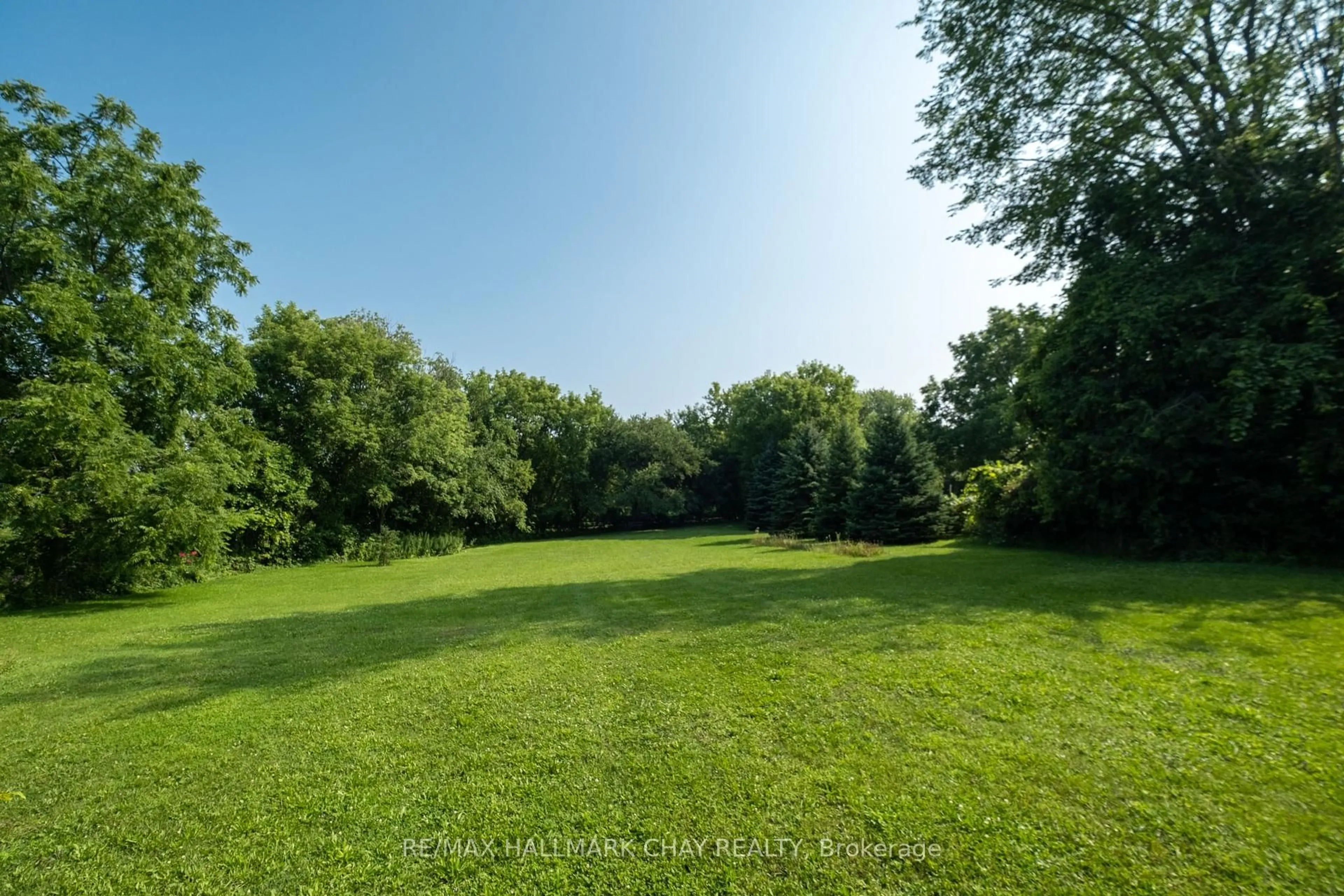A pic from outside/outdoor area/front of a property/back of a property/a pic from drone, forest/trees view for 929 Yonge St, Barrie Ontario L9J 0E9