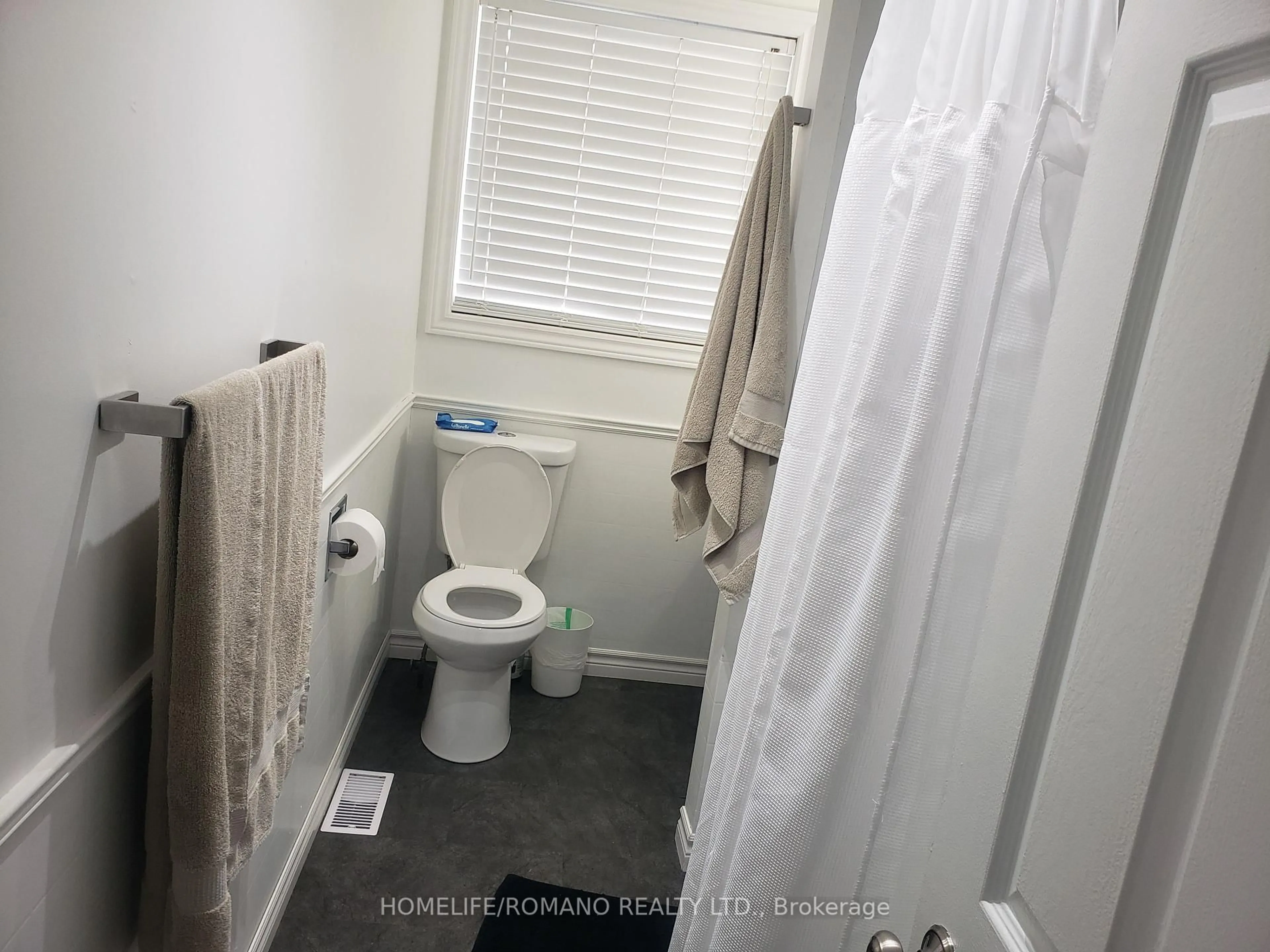Standard bathroom, floor is not visible for 3345 Beckett Pl, Severn Ontario L3V 6H3