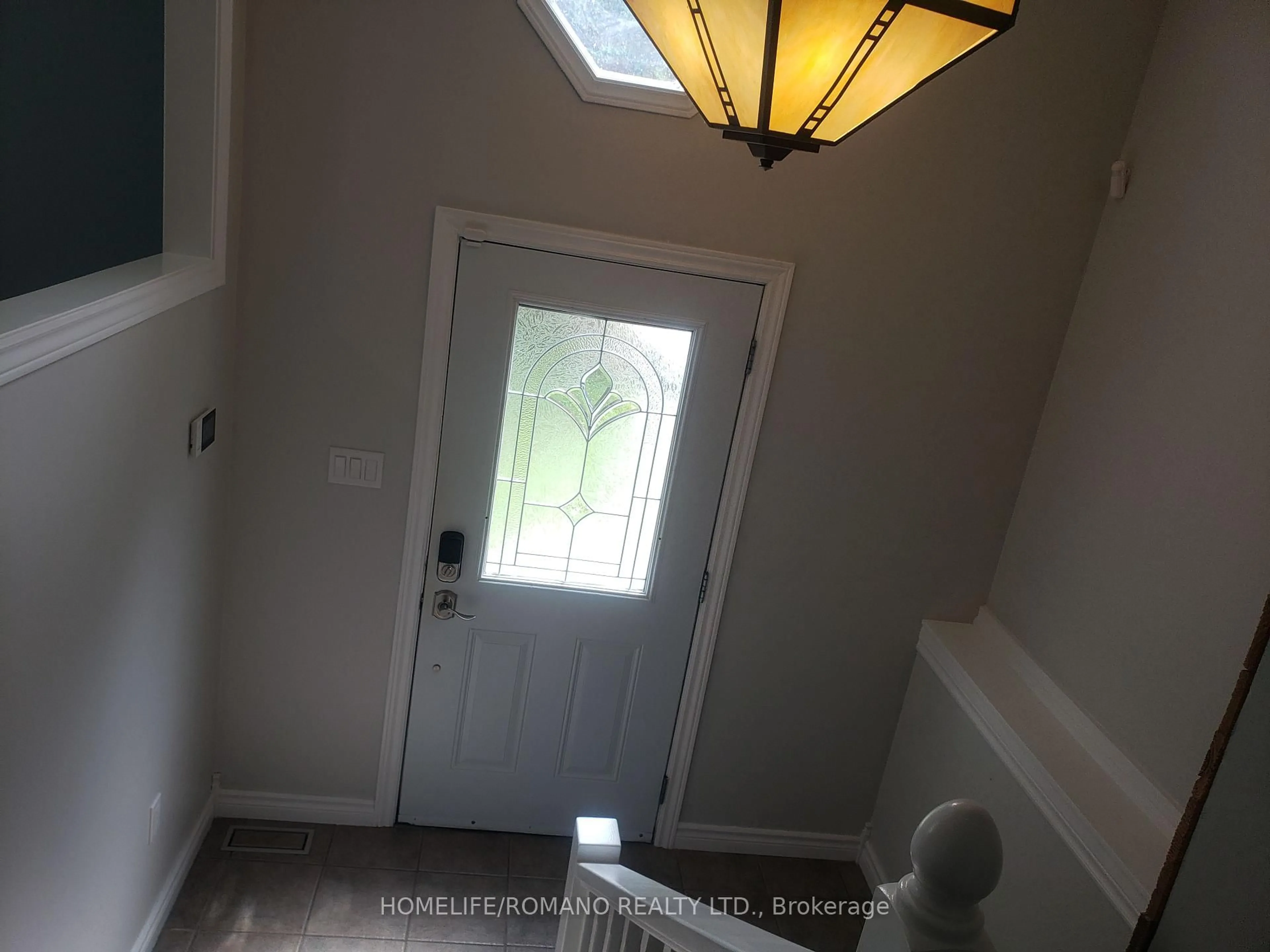 Indoor entryway for 3345 Beckett Pl, Severn Ontario L3V 6H3