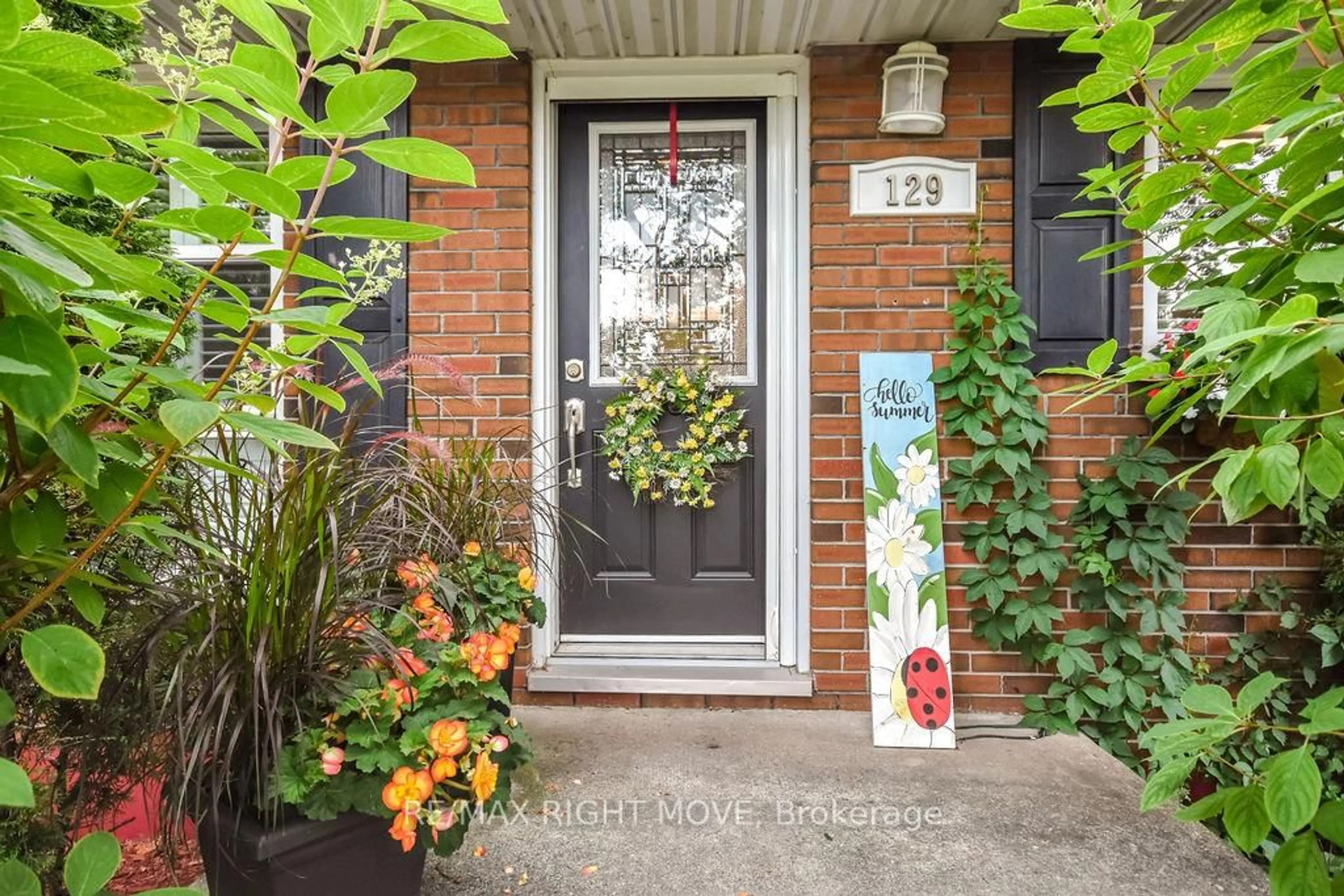 Indoor entryway for 129 North St, Orillia Ontario L3V 3S7