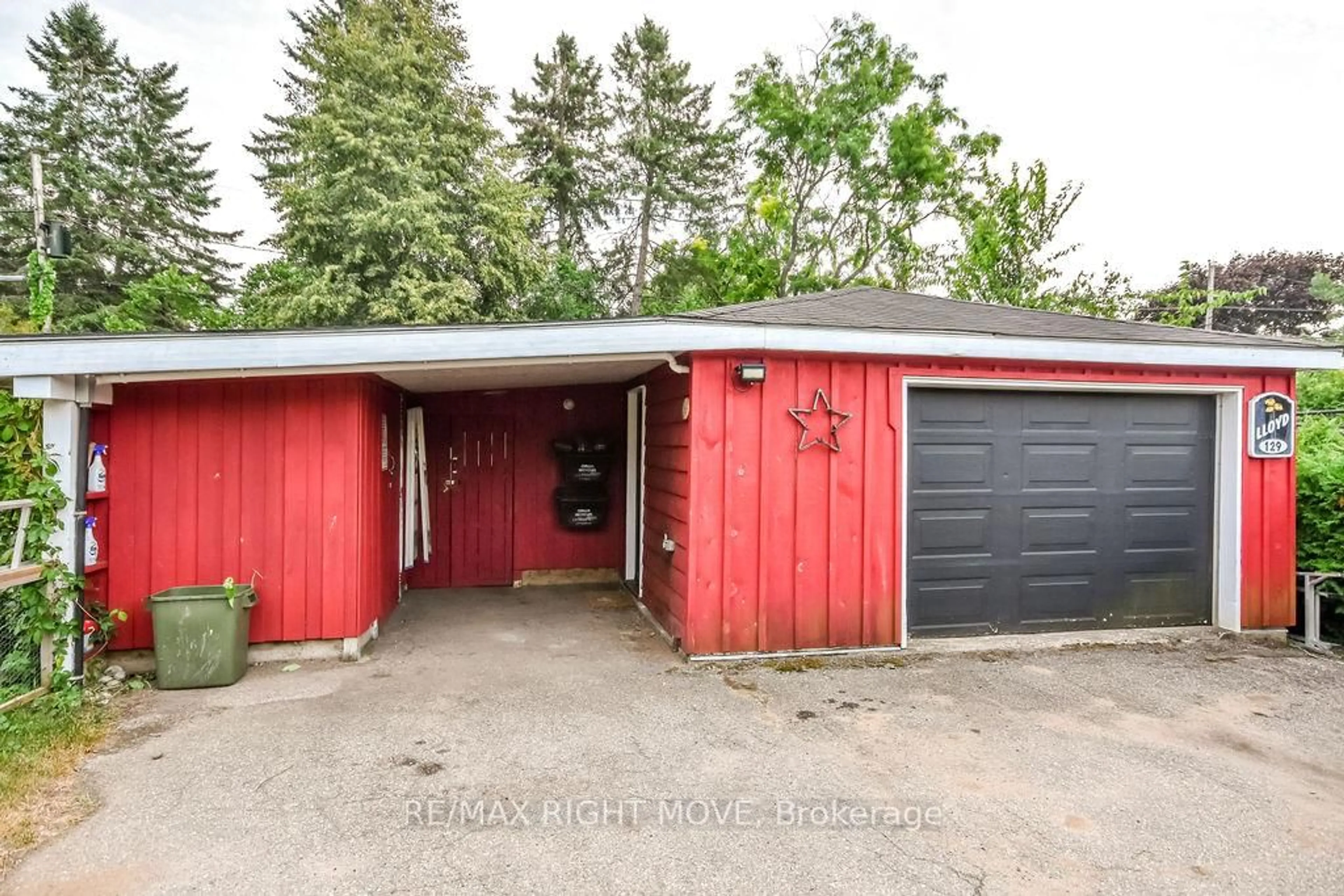 Indoor garage for 129 North St, Orillia Ontario L3V 3S7