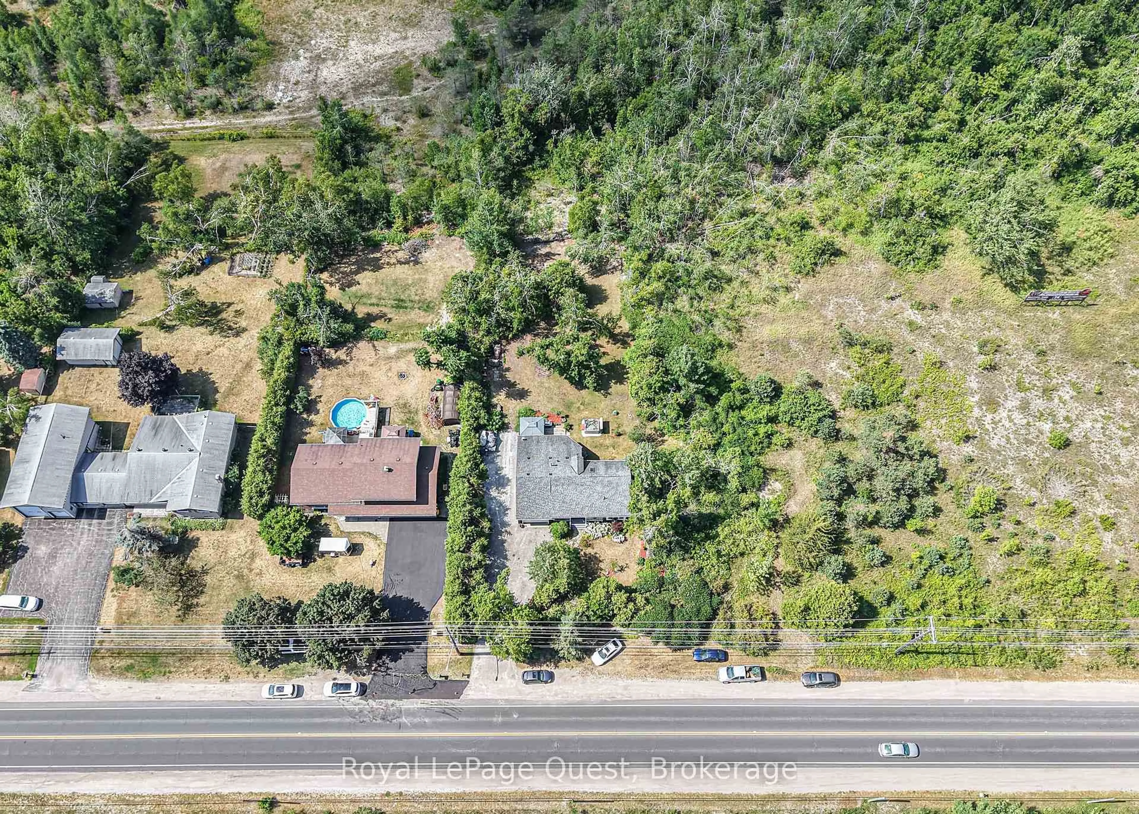 A pic from outside/outdoor area/front of a property/back of a property/a pic from drone, street for 829 Memorial Ave, Orillia Ontario L3V 0T7