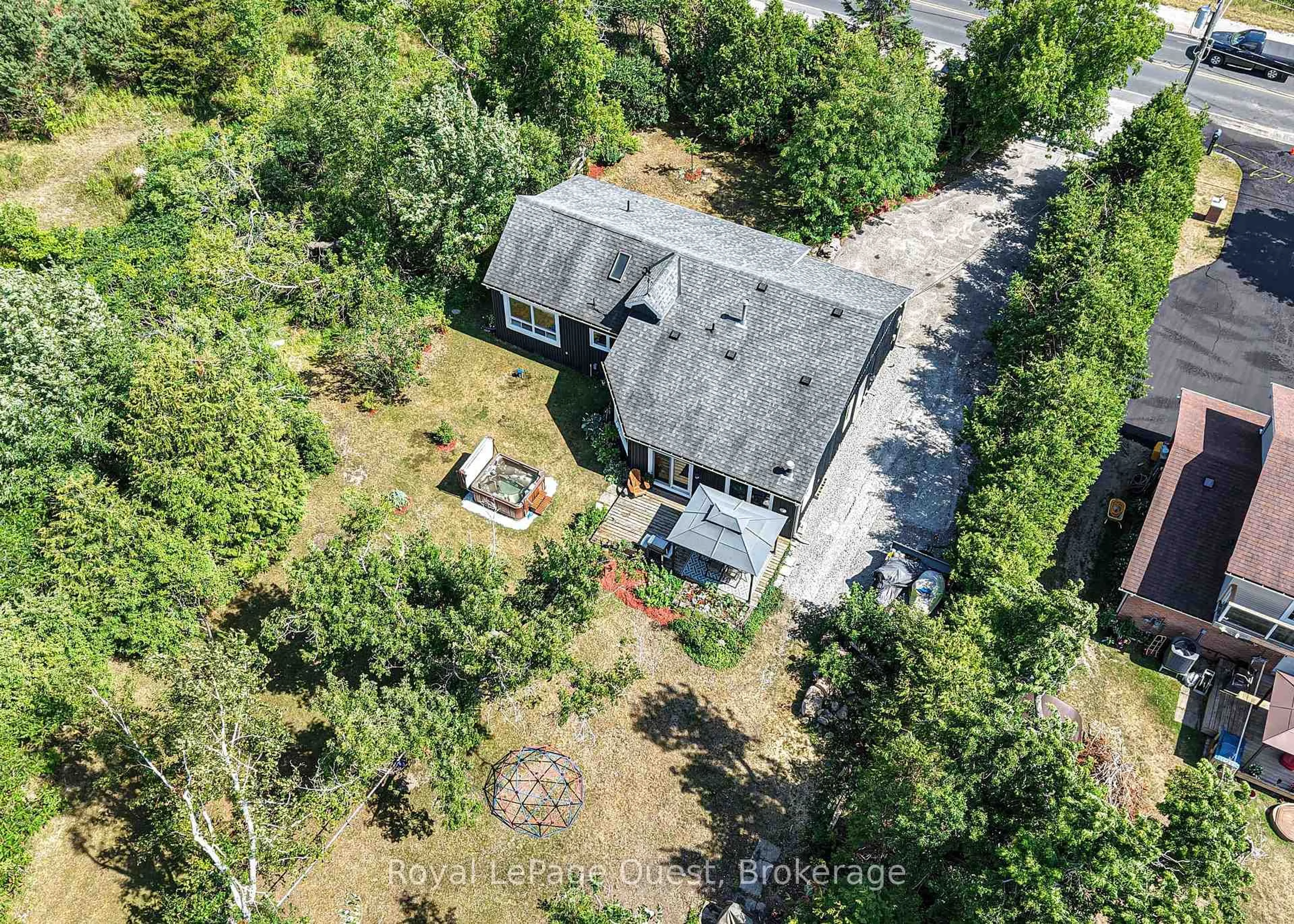 A pic from outside/outdoor area/front of a property/back of a property/a pic from drone, unknown for 829 Memorial Ave, Orillia Ontario L3V 0T7