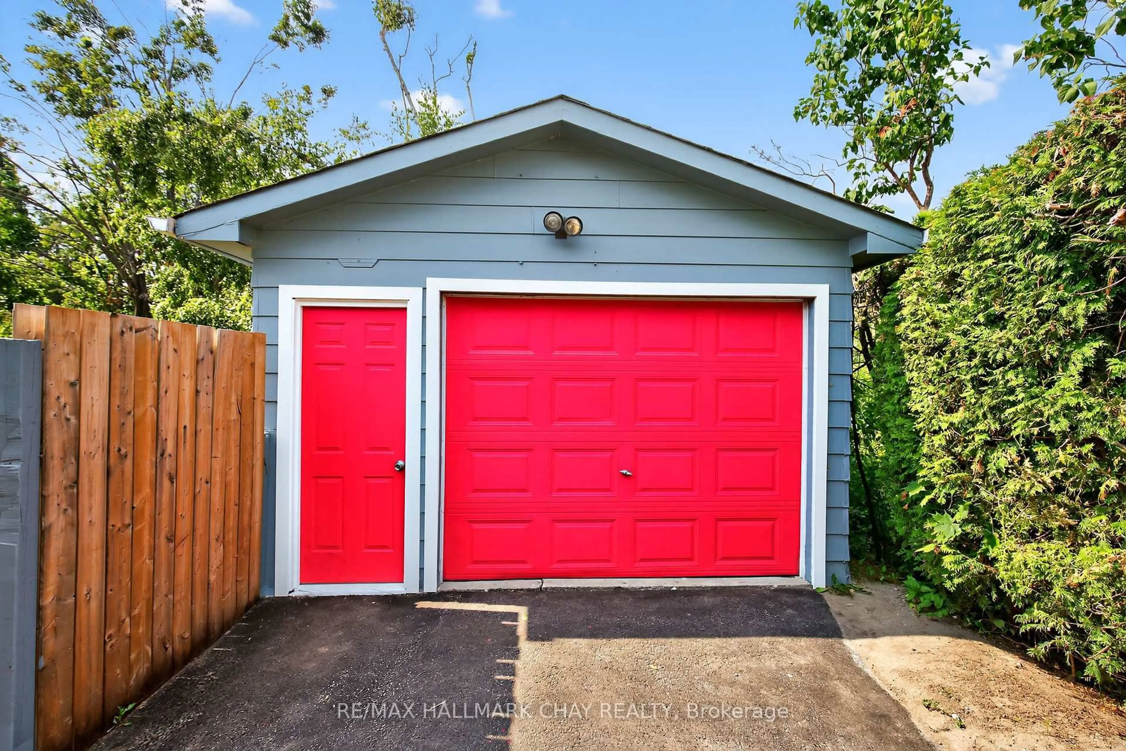 Indoor garage for 410 Arthur St, Orillia Ontario L3V 3M8