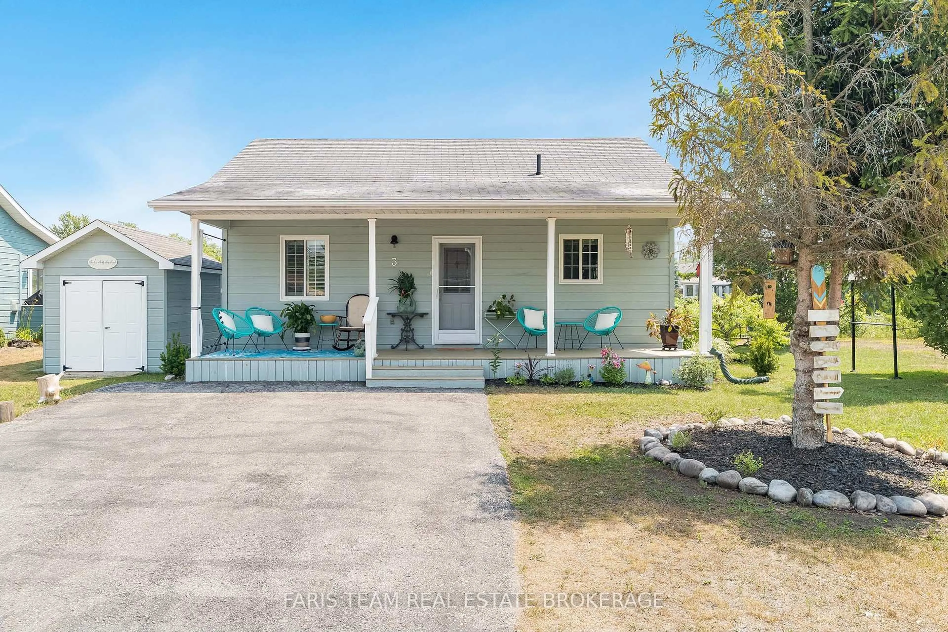 Home with vinyl exterior material, street for 3 Awenda Ave, Wasaga Beach Ontario L9Z 1X7