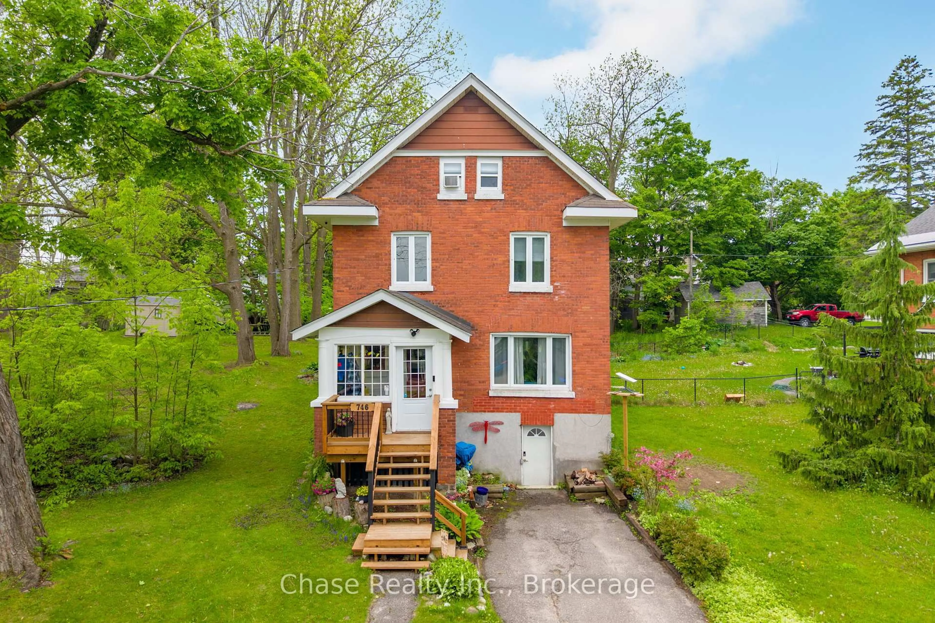 A pic from outside/outdoor area/front of a property/back of a property/a pic from drone, street for 746 Sixth Ave, Tay Ontario L0K 1R0