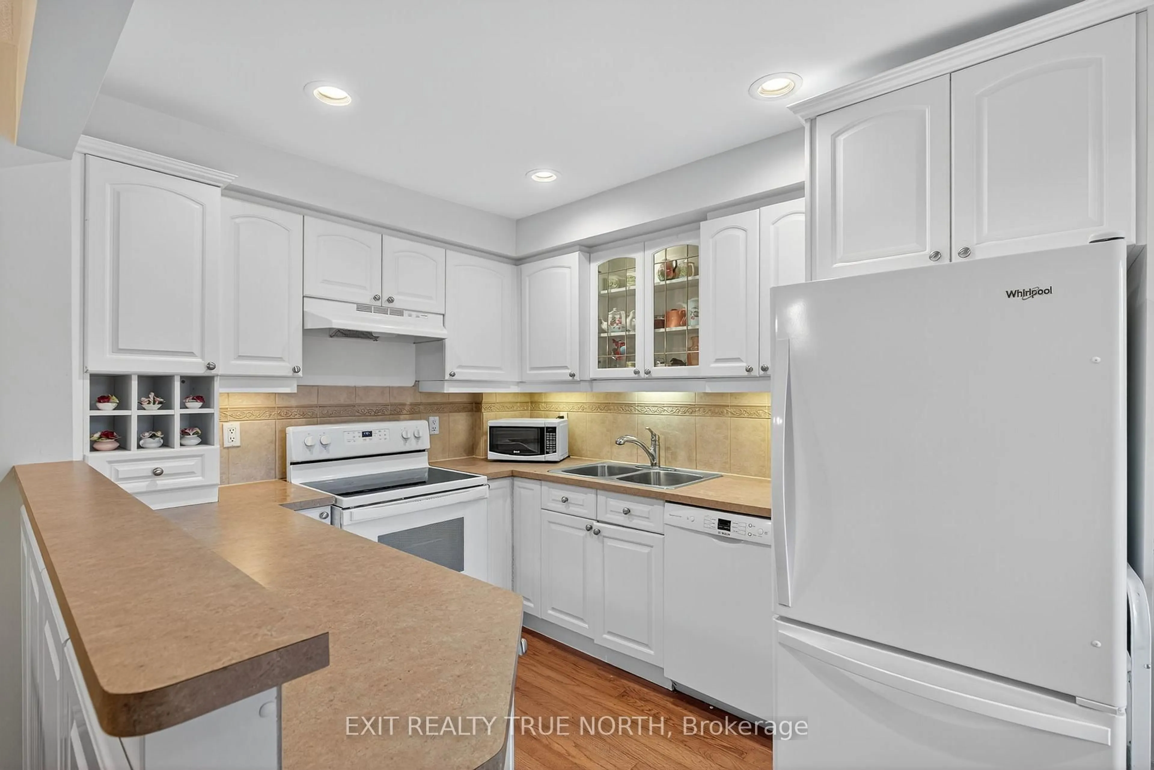 Open concept kitchen, ceramic/tile floor for 17 St Vincent St #9, Barrie Ontario L4M 3Y3