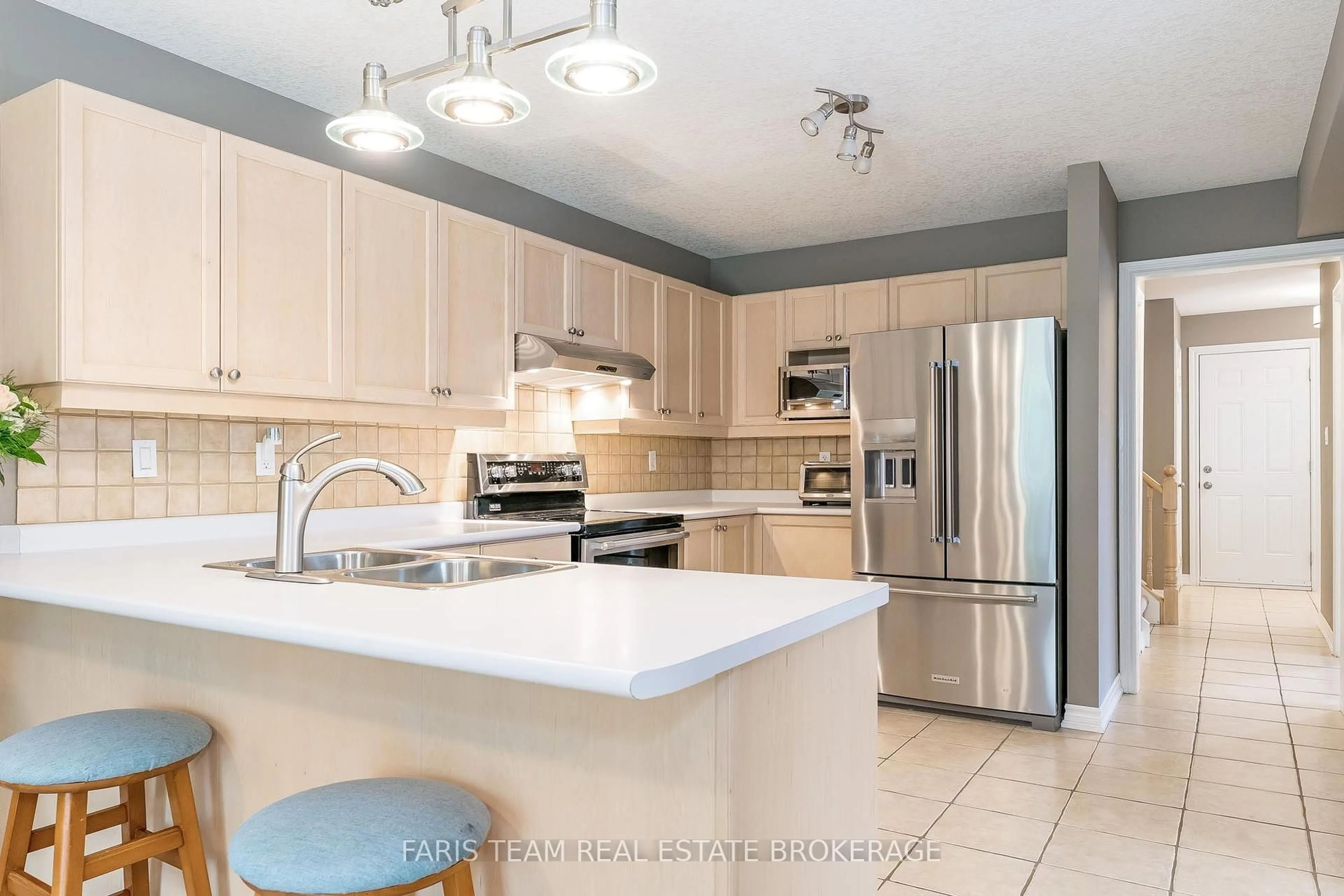 Open concept kitchen, ceramic/tile floor for 40 Sovereign's Gate, Barrie Ontario L4N 0K7