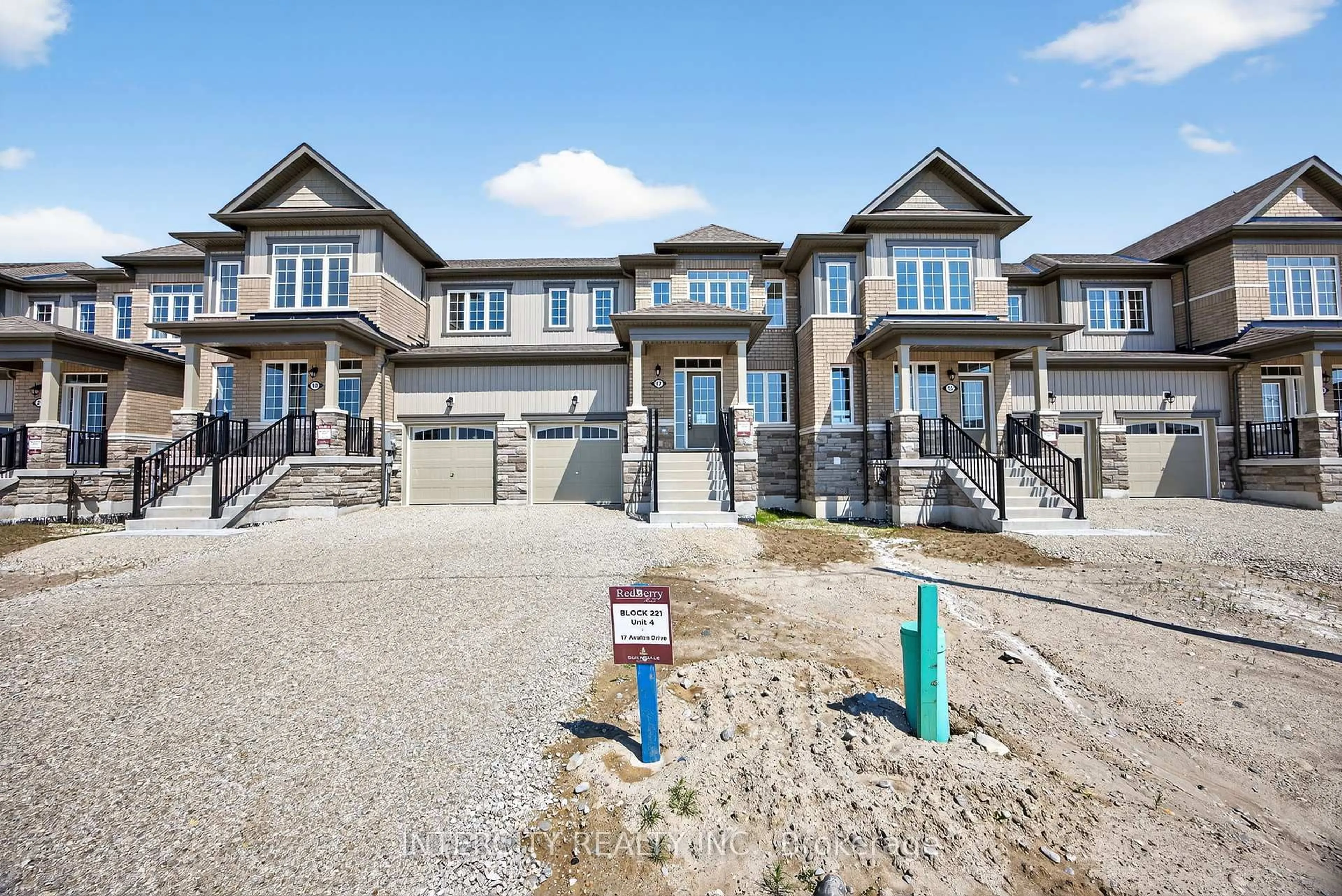 A pic from outside/outdoor area/front of a property/back of a property/a pic from drone, street for 17 Avalon Dr, Wasaga Beach Ontario L9R 0M2