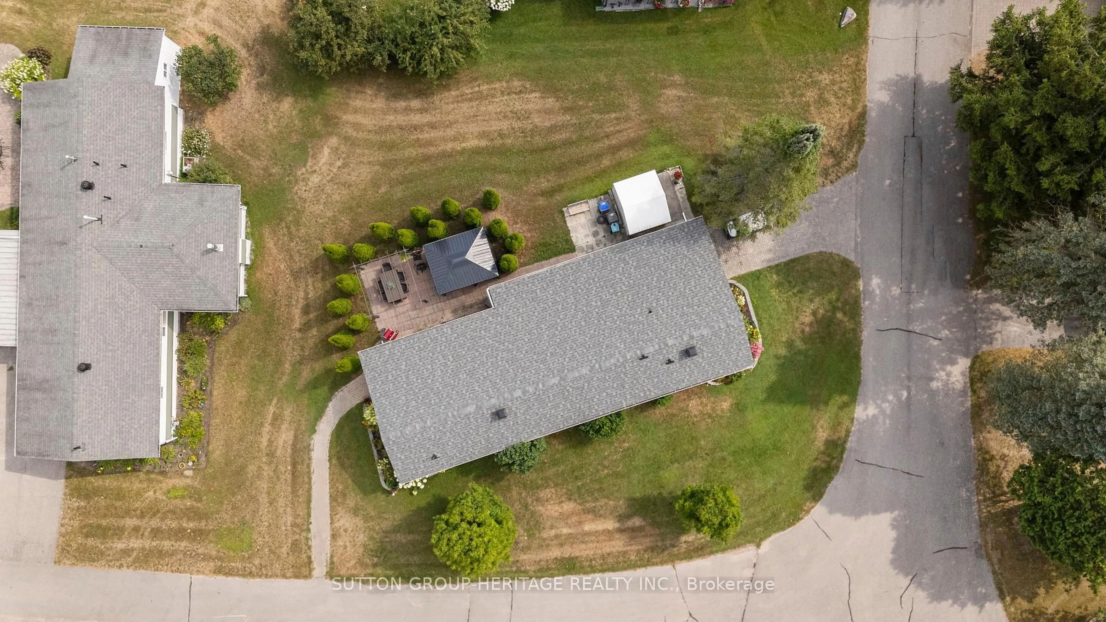 A pic from outside/outdoor area/front of a property/back of a property/a pic from drone, street for 29 CAMERON Dr, Oro-Medonte Ontario L0L 1T0