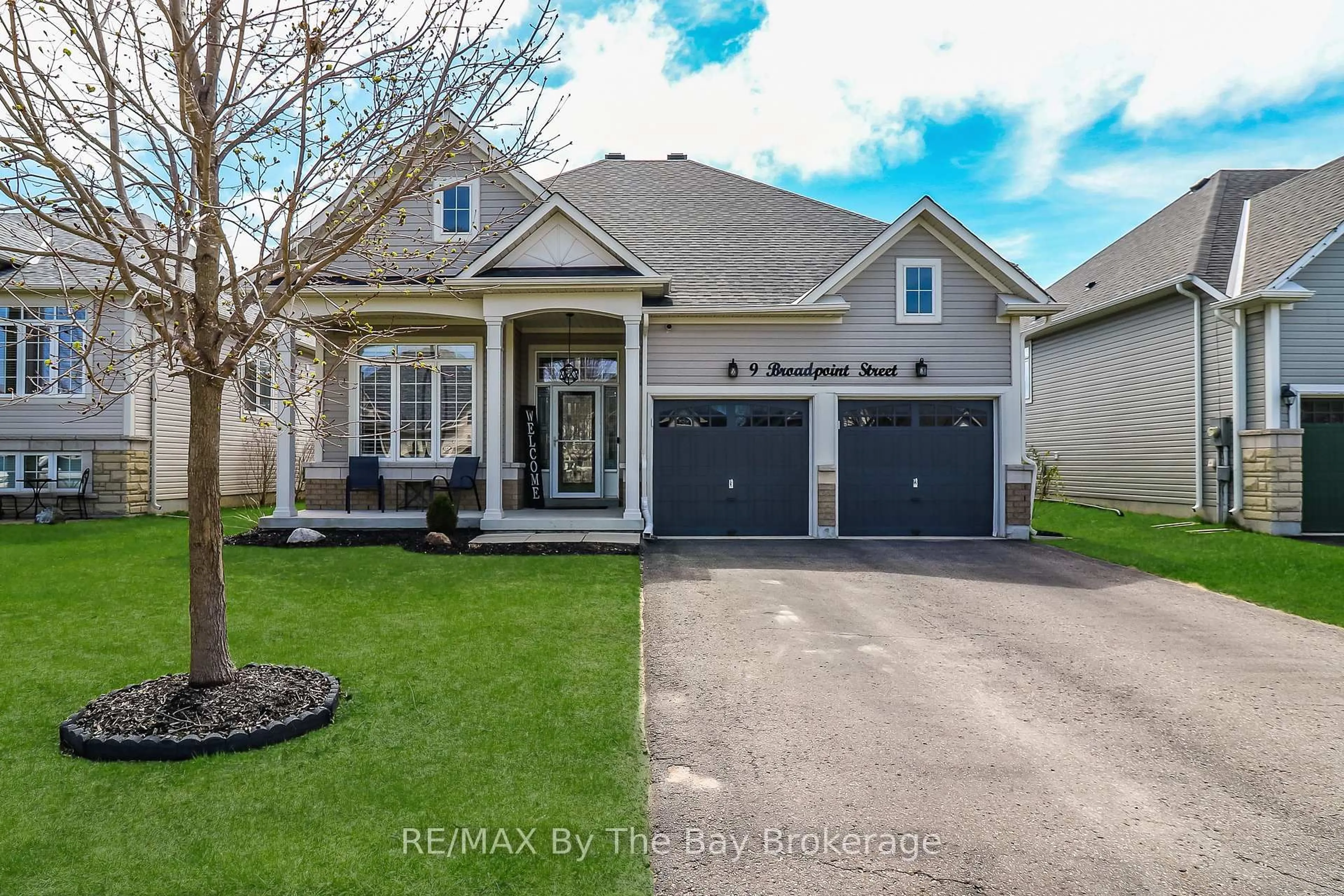 Home with vinyl exterior material, street for 9 Broadpoint St, Wasaga Beach Ontario L9Z 3B8