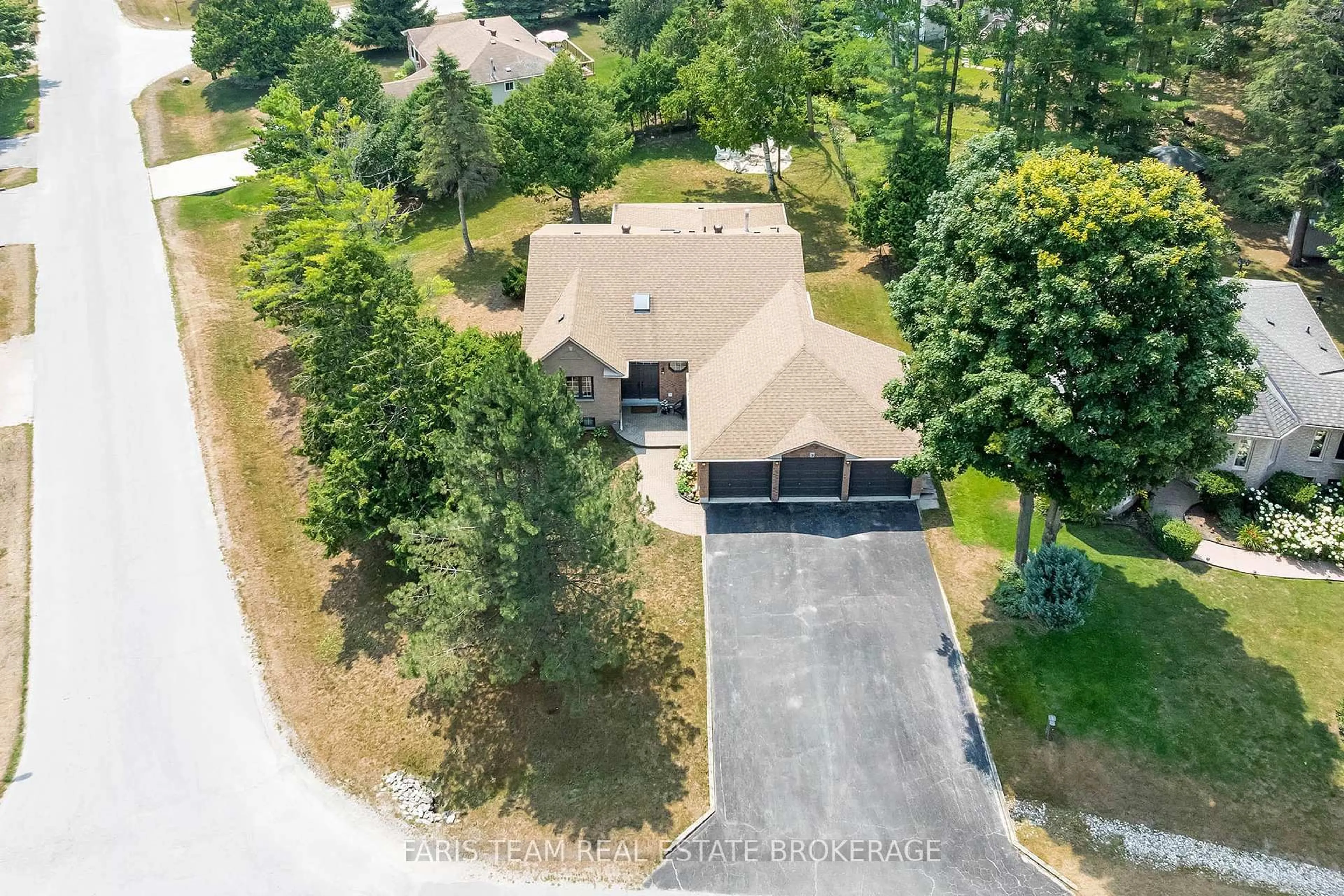 A pic from outside/outdoor area/front of a property/back of a property/a pic from drone, water/lake/river/ocean view for 9 Fairway Cres, Wasaga Beach Ontario L9Z 1C1