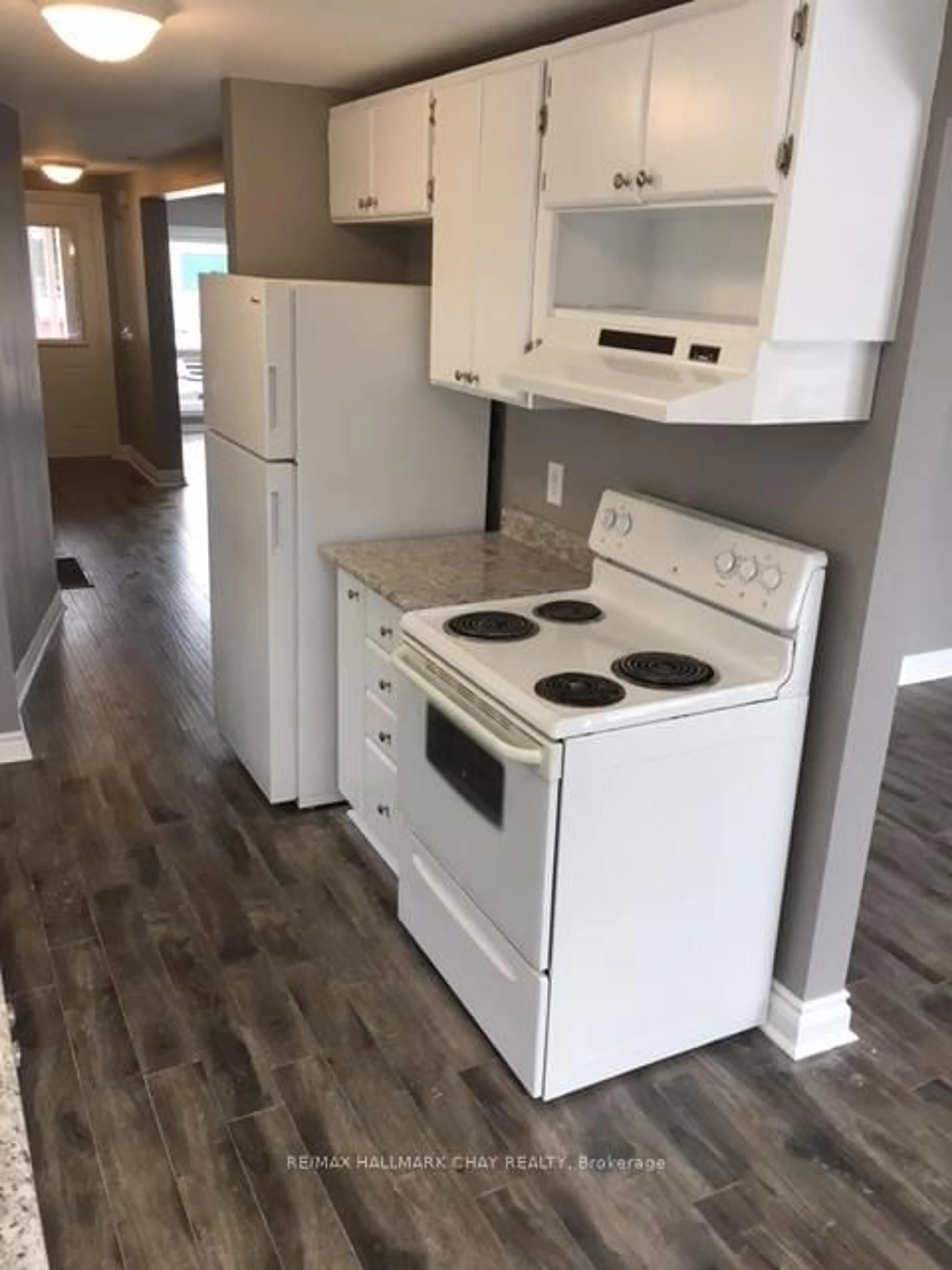 Standard kitchen, wood/laminate floor for 61 Corbett Dr, Barrie Ontario L4M 5V6