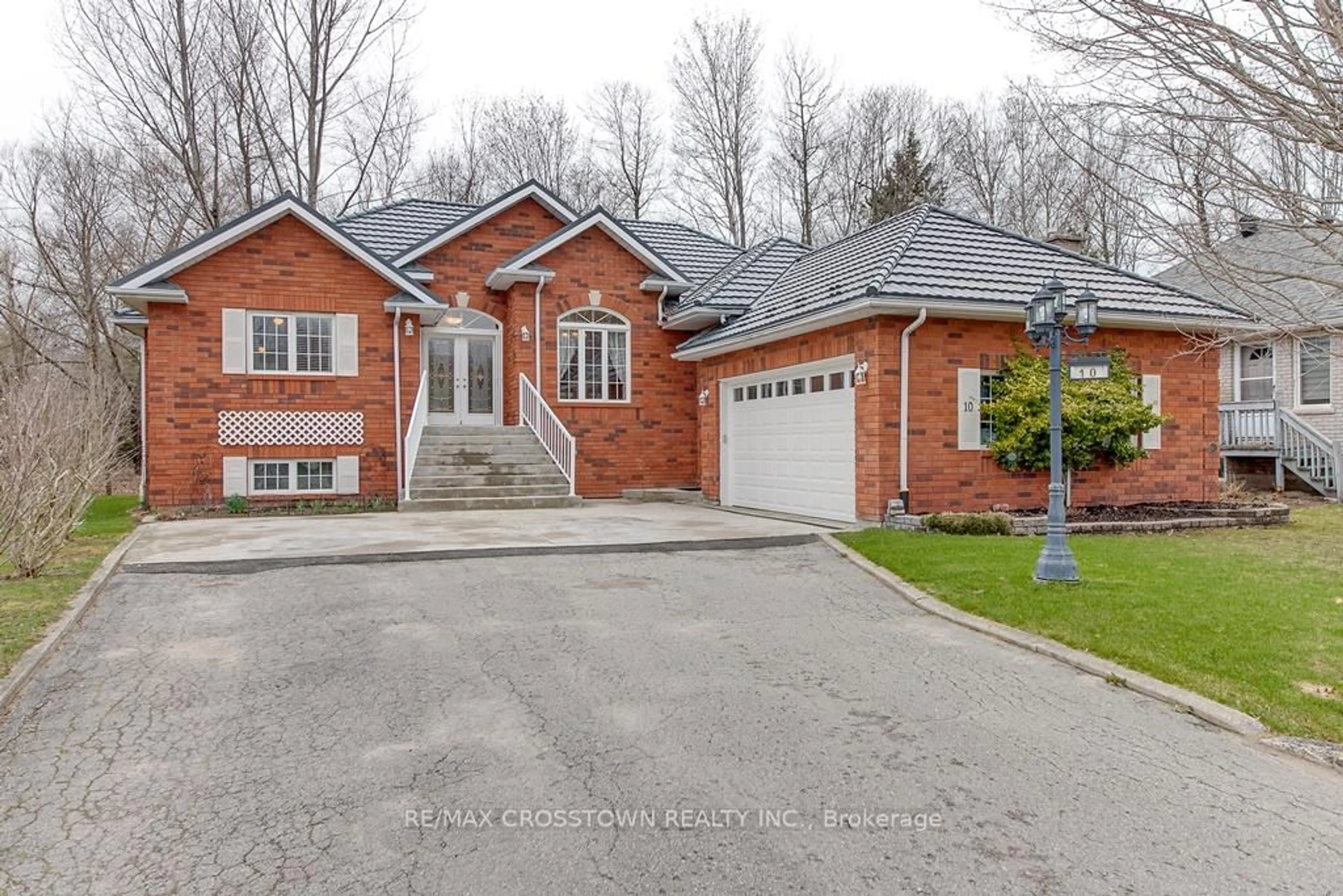 Home with brick exterior material, street for 10 Birchmount Circ, Wasaga Beach Ontario L9Z 1H8