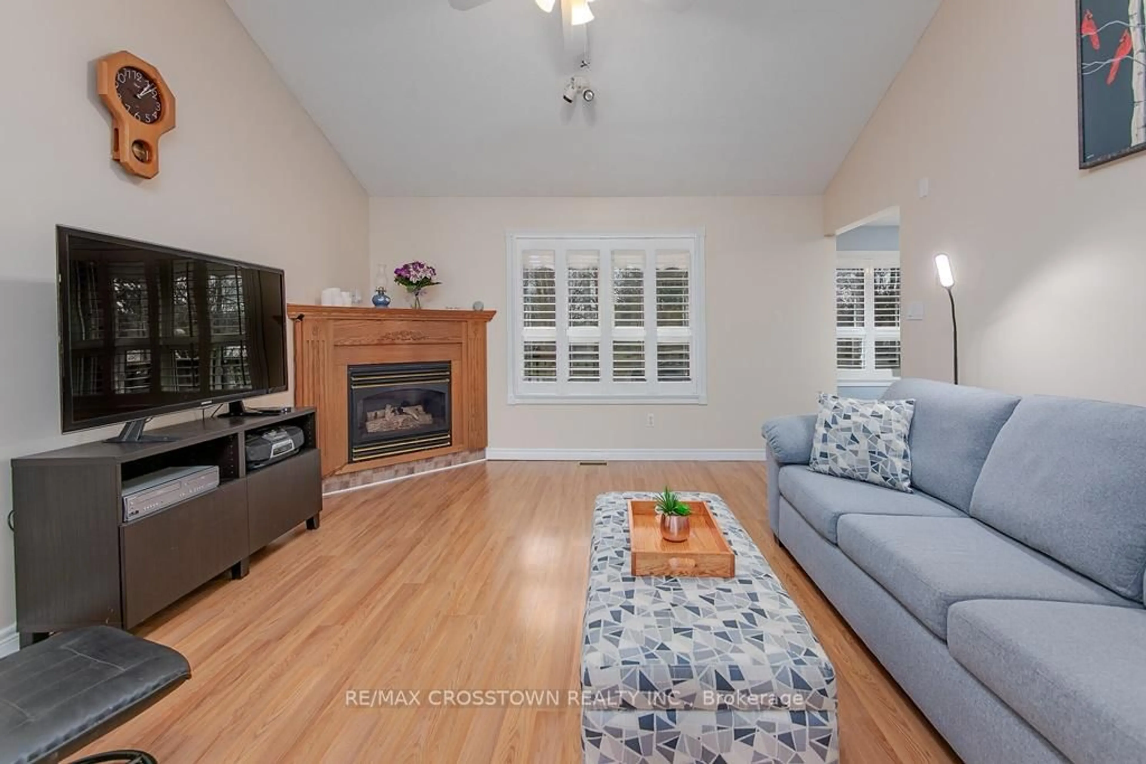 Living room with furniture, wood/laminate floor for 10 Birchmount Circ, Wasaga Beach Ontario L9Z 1H8