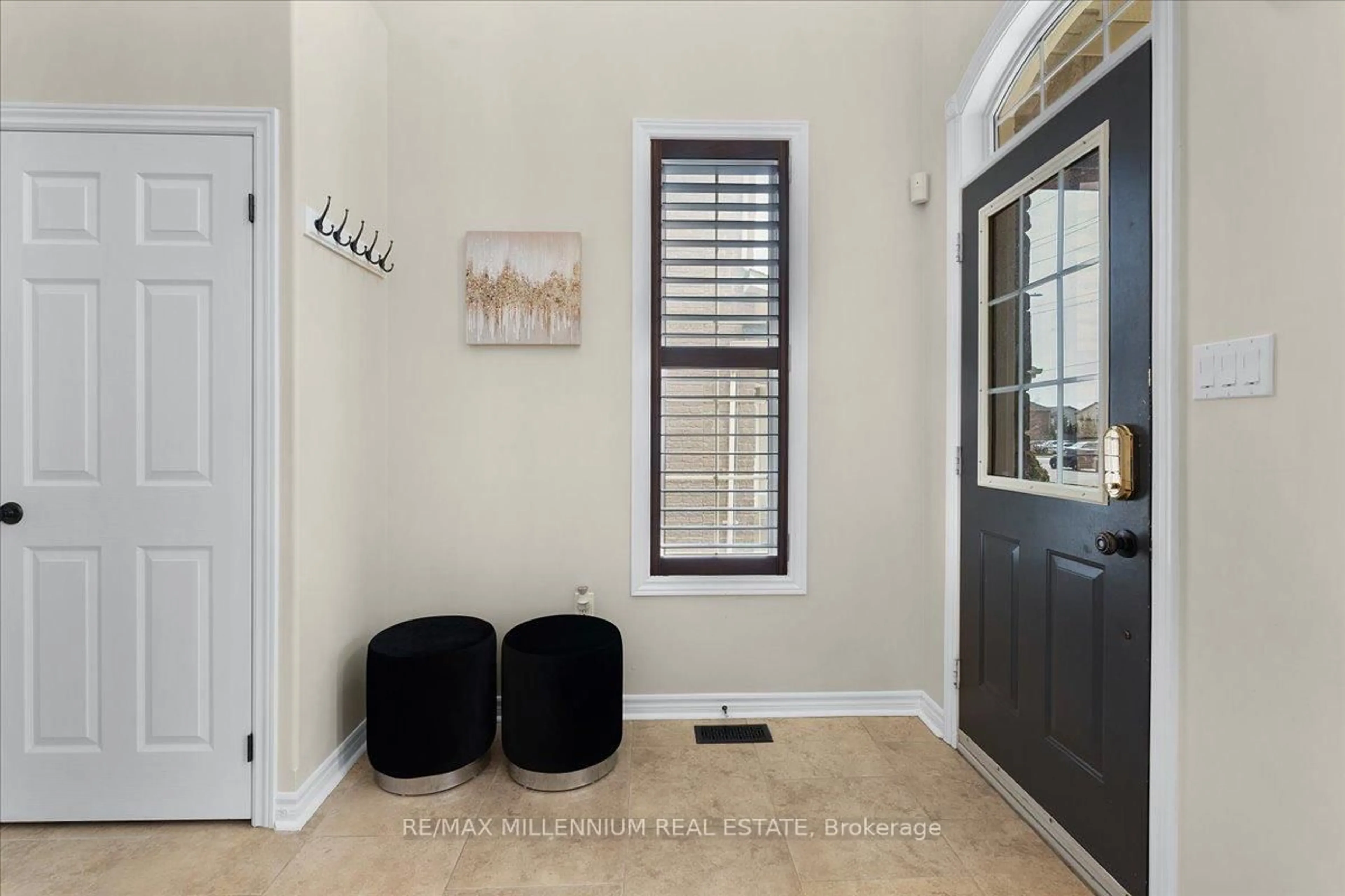Indoor entryway for 3 Prince Williams Way, Barrie Ontario L4N 0Y9