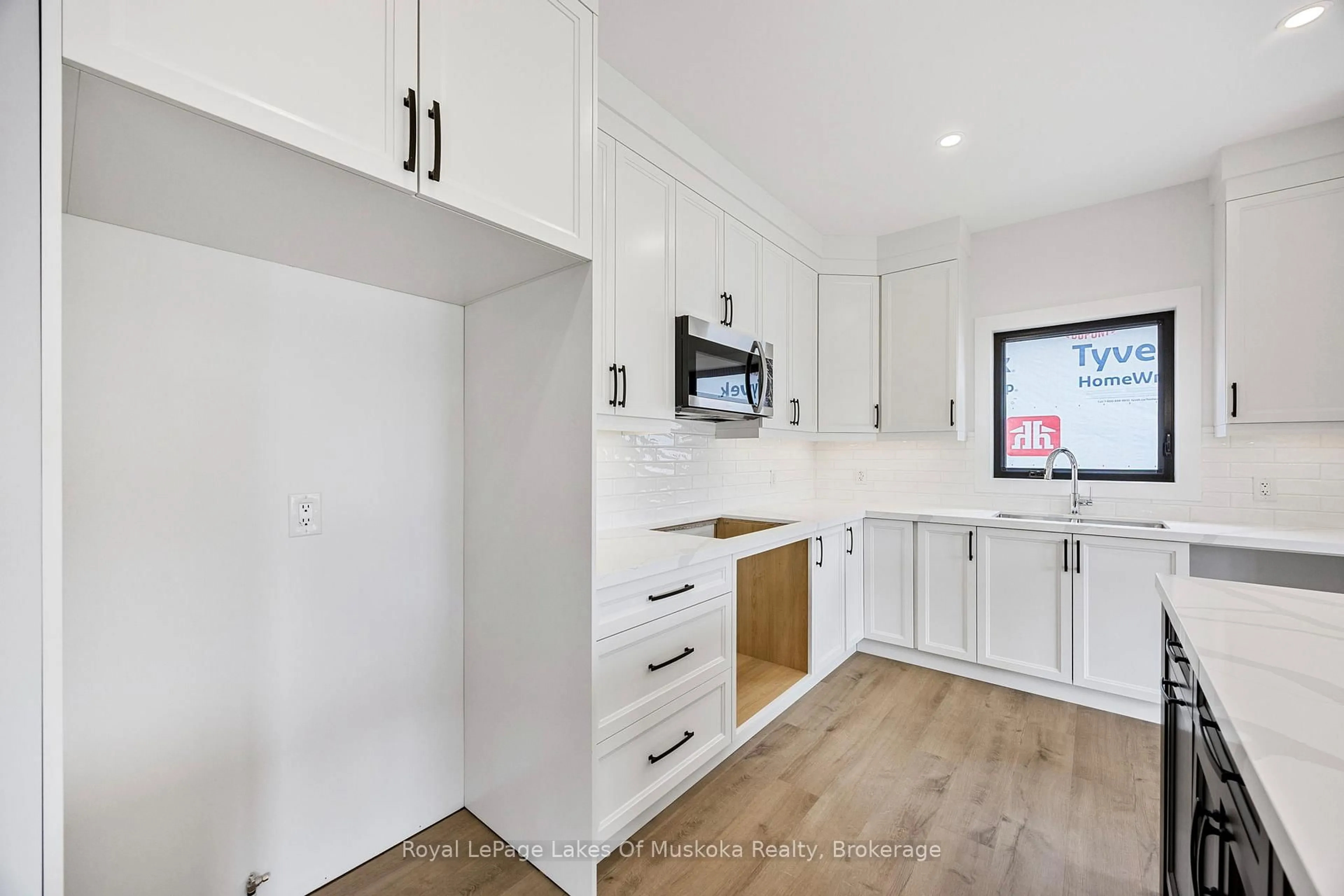 Open concept kitchen, wood/laminate floor for 132 Brandon Ave, Severn Ontario L0K 1E0
