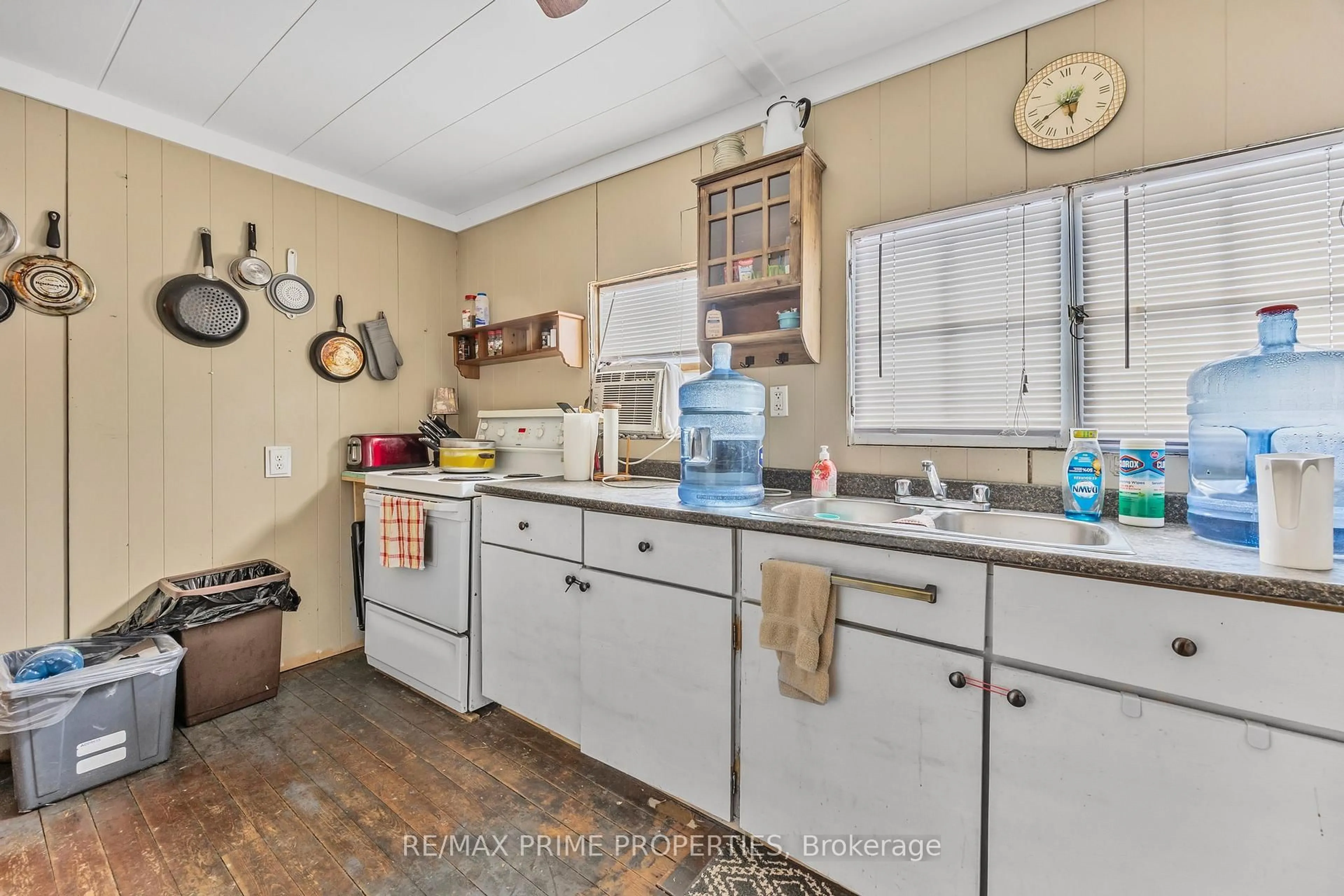 Standard kitchen, unknown for 1947 Woods Bay Rd, Severn Ontario L3V 6H3