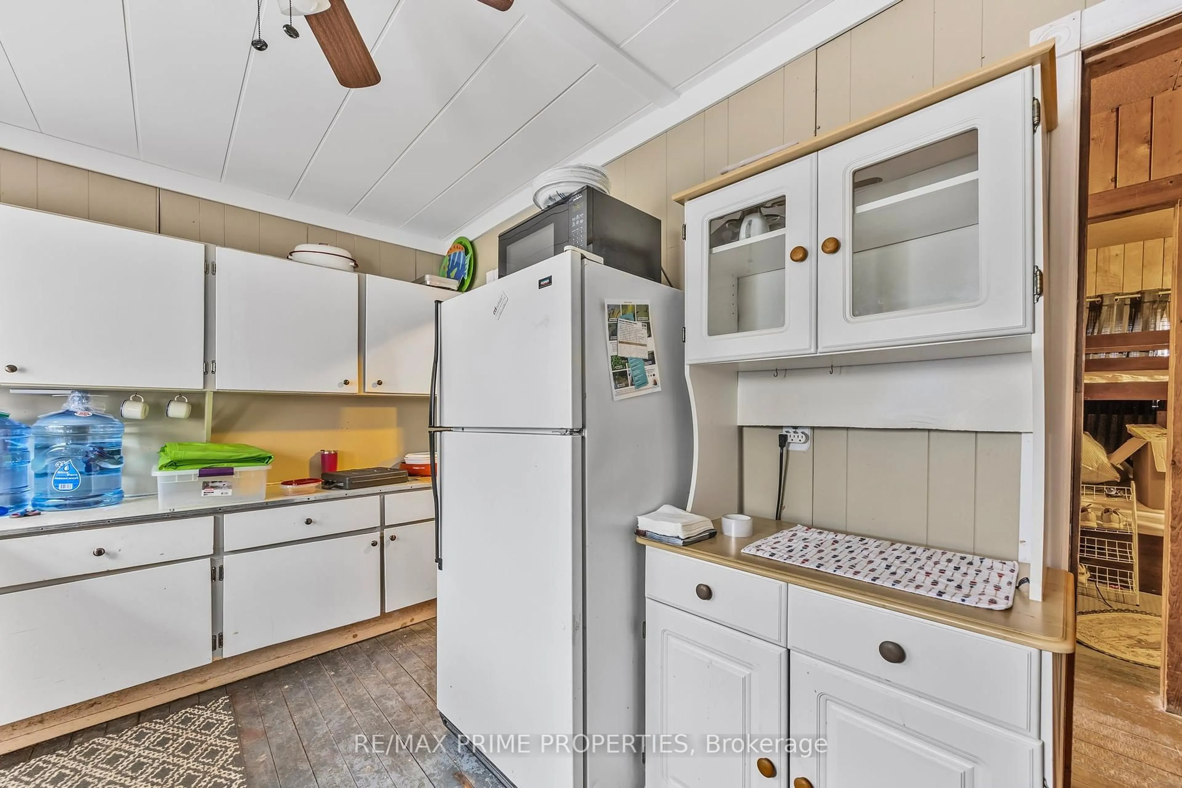 Standard kitchen, unknown for 1947 Woods Bay Rd, Severn Ontario L3V 6H3