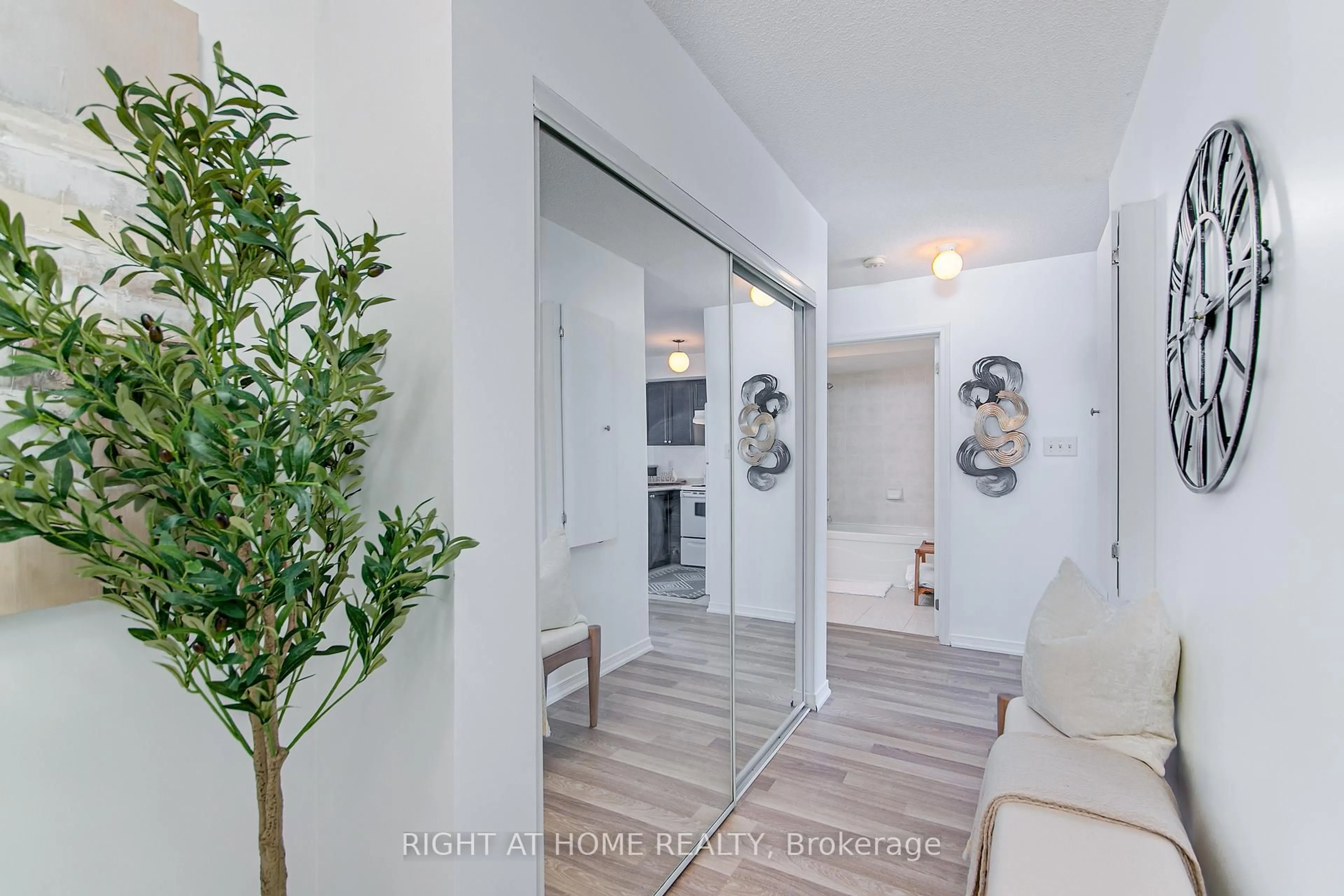 Indoor entryway for 17 Cheltenham Rd #5, Barrie Ontario L4M 0E7
