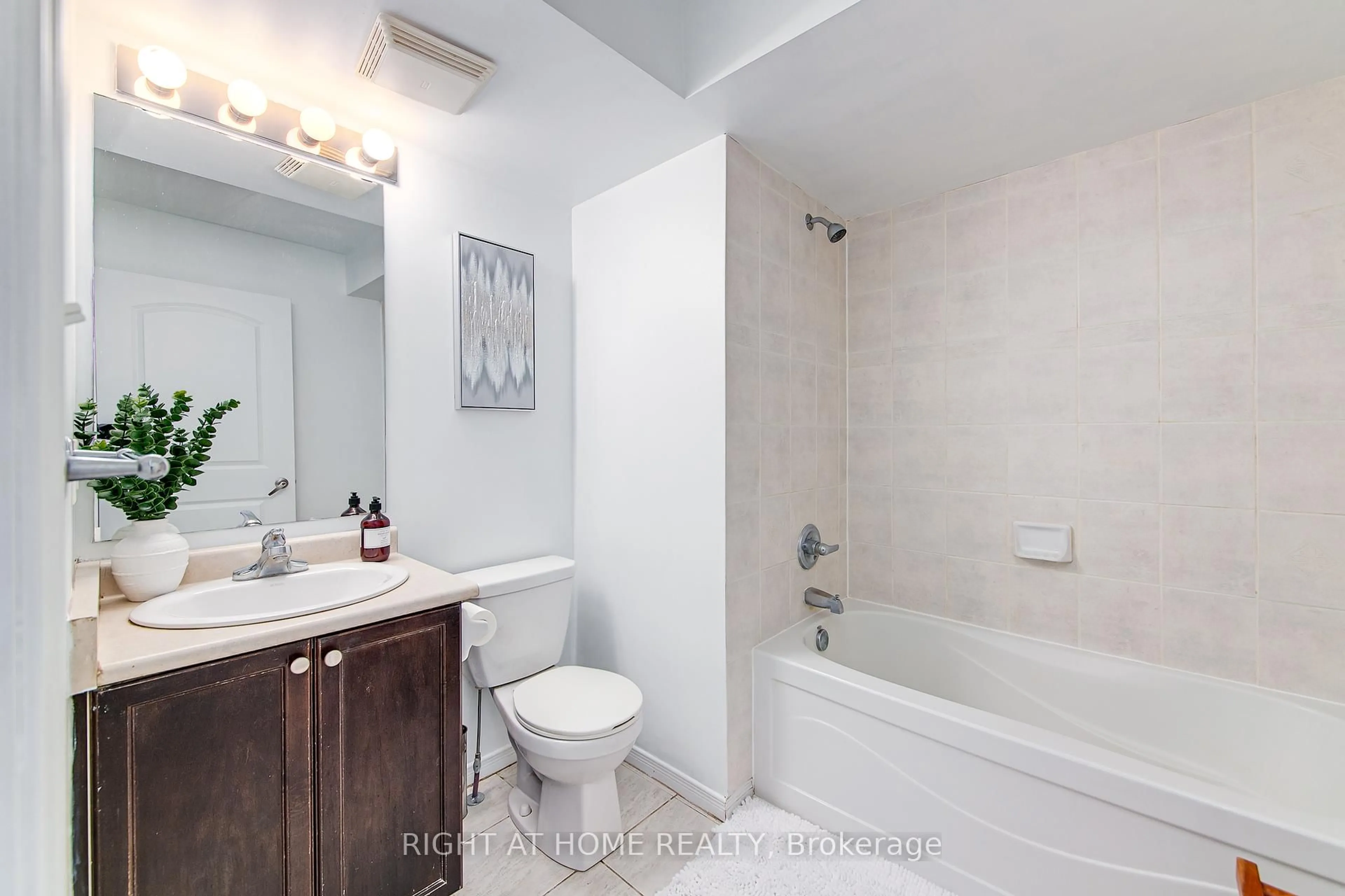 Standard bathroom, unknown for 17 Cheltenham Rd #5, Barrie Ontario L4M 0E7