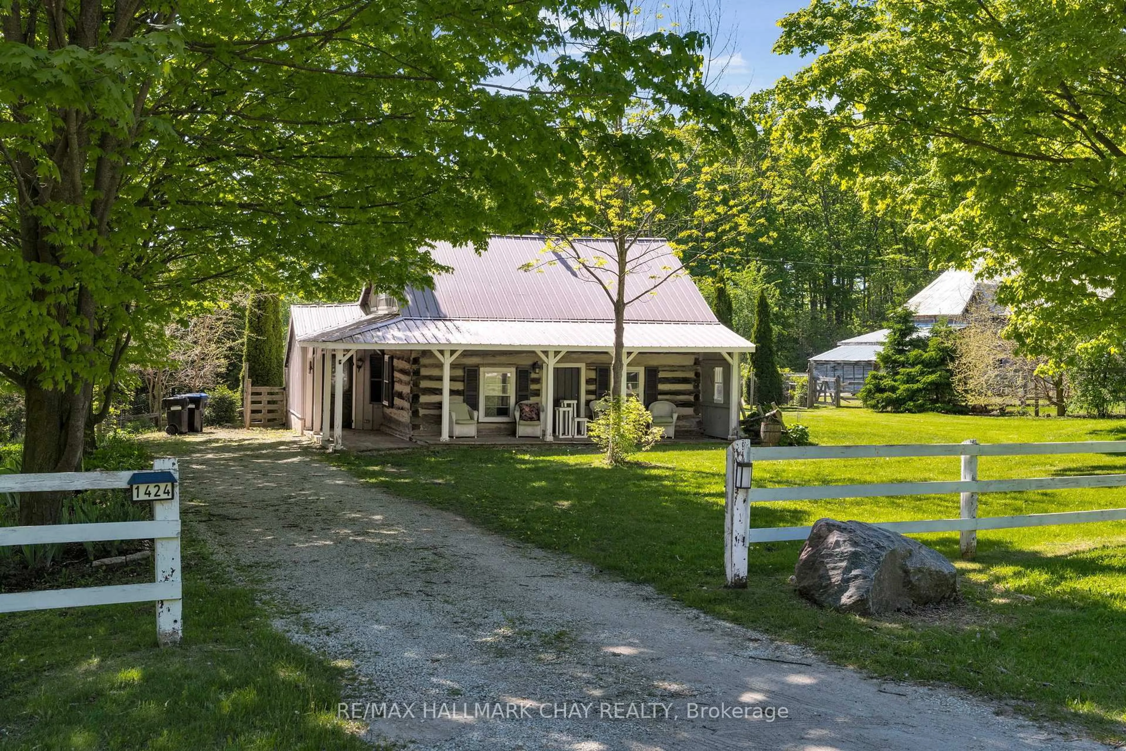 A pic from outside/outdoor area/front of a property/back of a property/a pic from drone, street for 1424 Klondike Park Rd, Clearview Ontario L0M 1S0