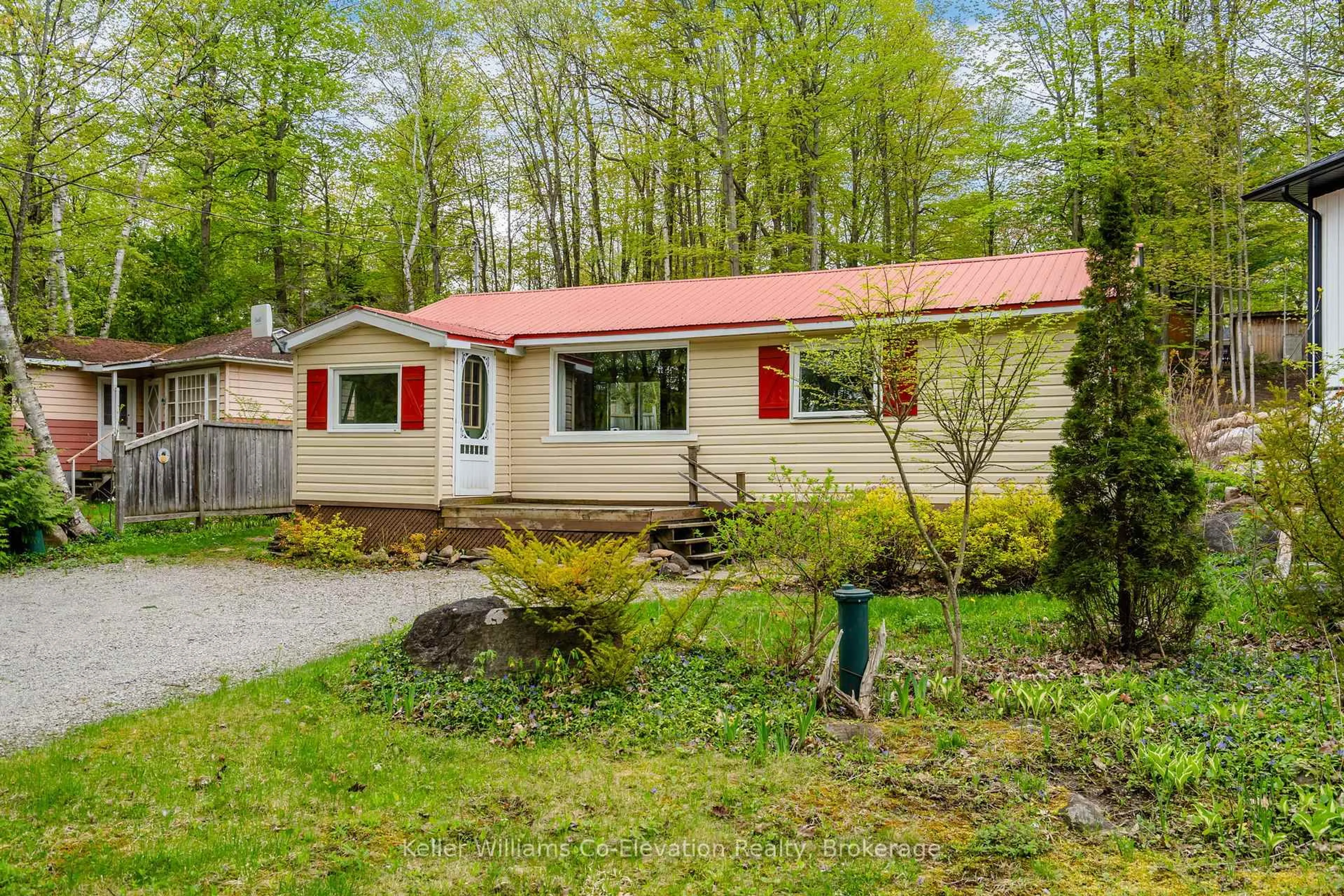 Home with vinyl exterior material, street for 48 MCARTHUR Dr, Penetanguishene Ontario L9M 1W9