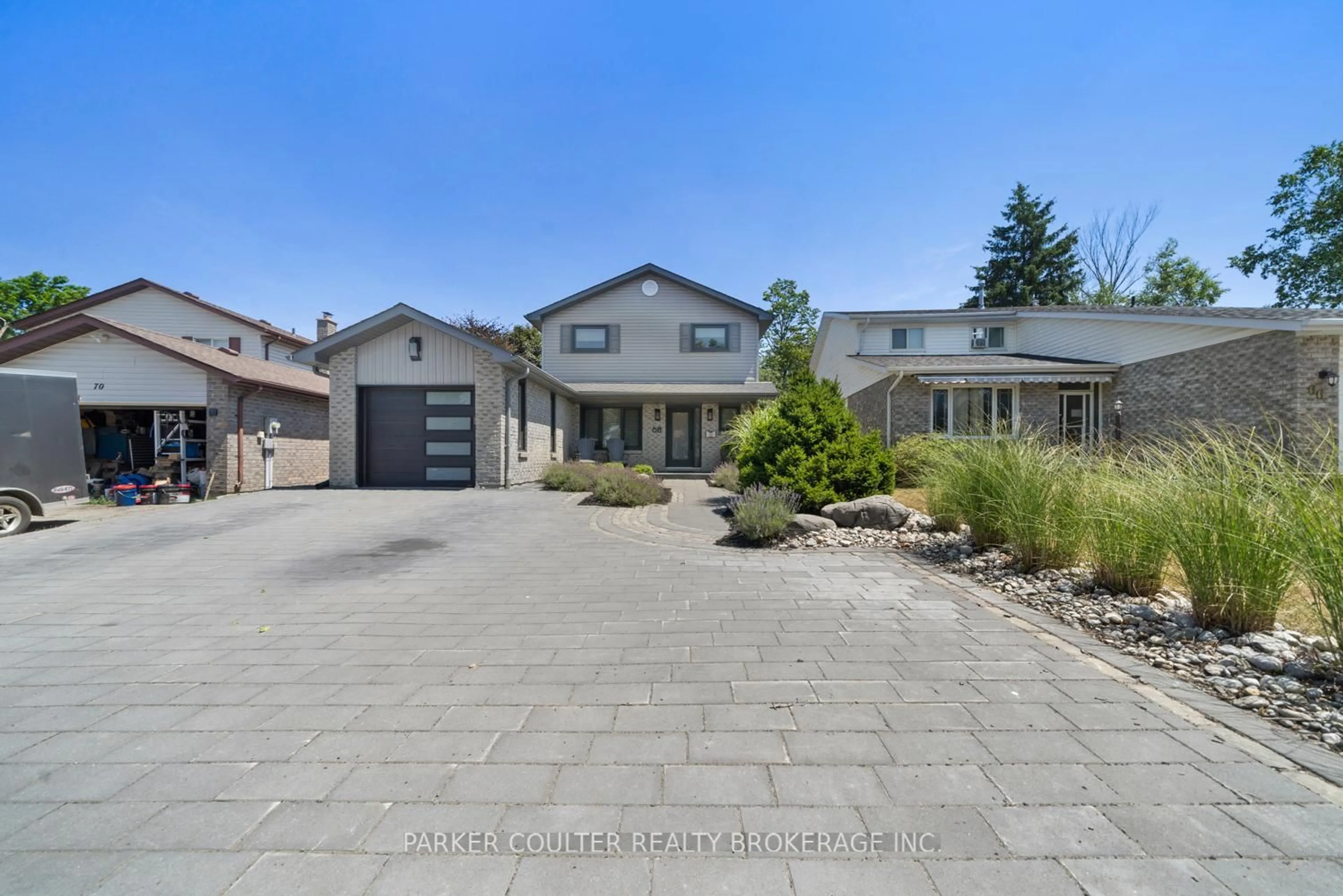 A pic from outside/outdoor area/front of a property/back of a property/a pic from drone, street for 68 Mcconkey Pl, Barrie Ontario L4N 6H3