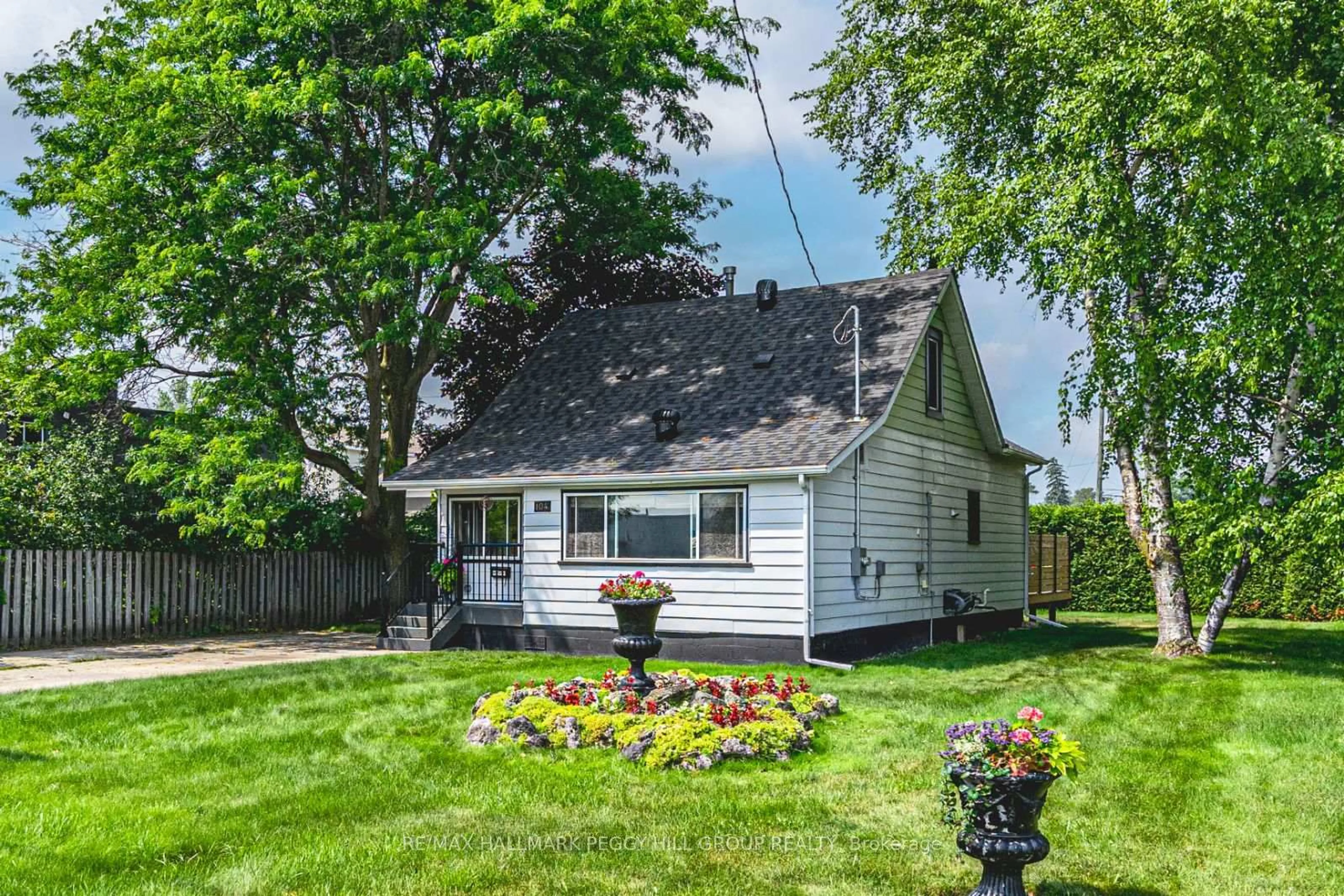 Home with vinyl exterior material, street for 104 Moberly St, Collingwood Ontario L9Y 3W9