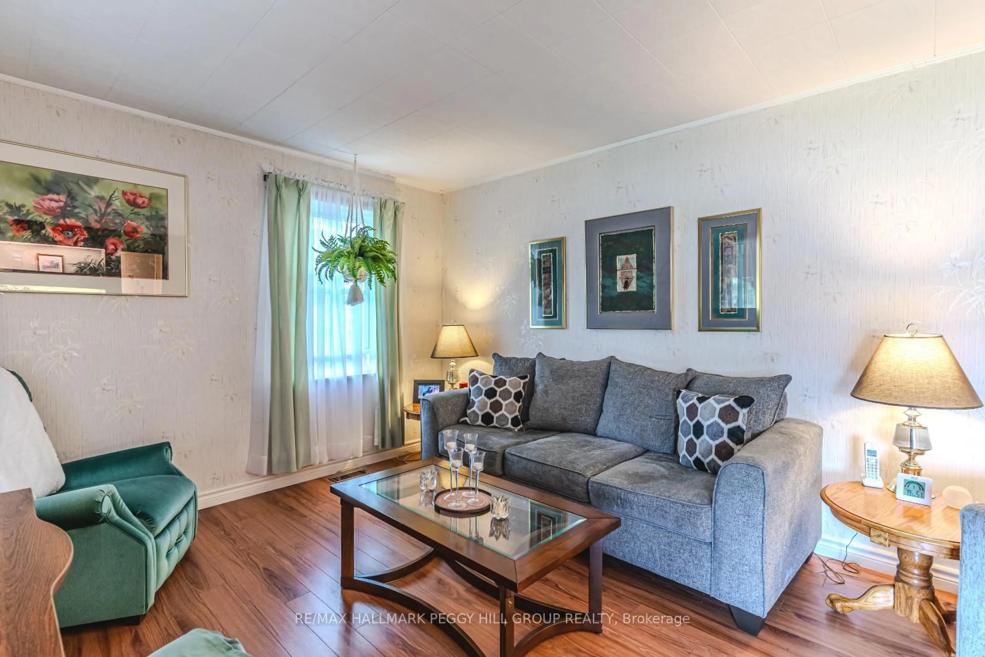 Living room with furniture, wood/laminate floor for 104 Moberly St, Collingwood Ontario L9Y 3W9