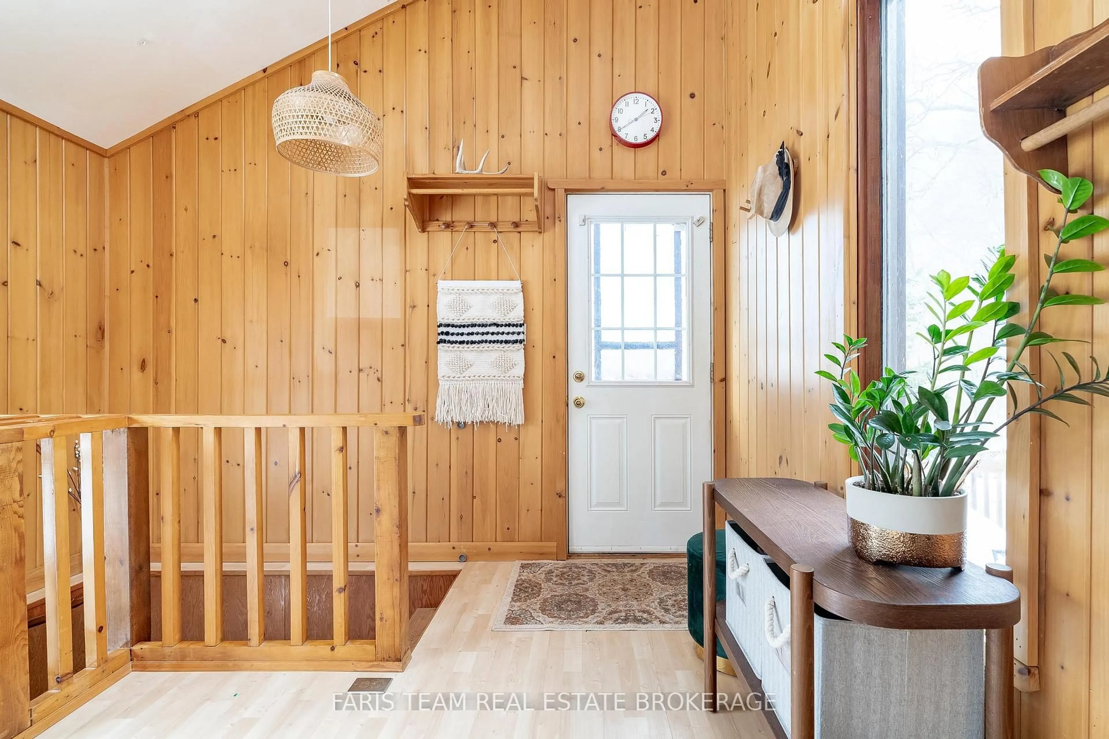 Indoor entryway for 20 Glen Cedar Dr, Tiny Ontario L9M 0H8
